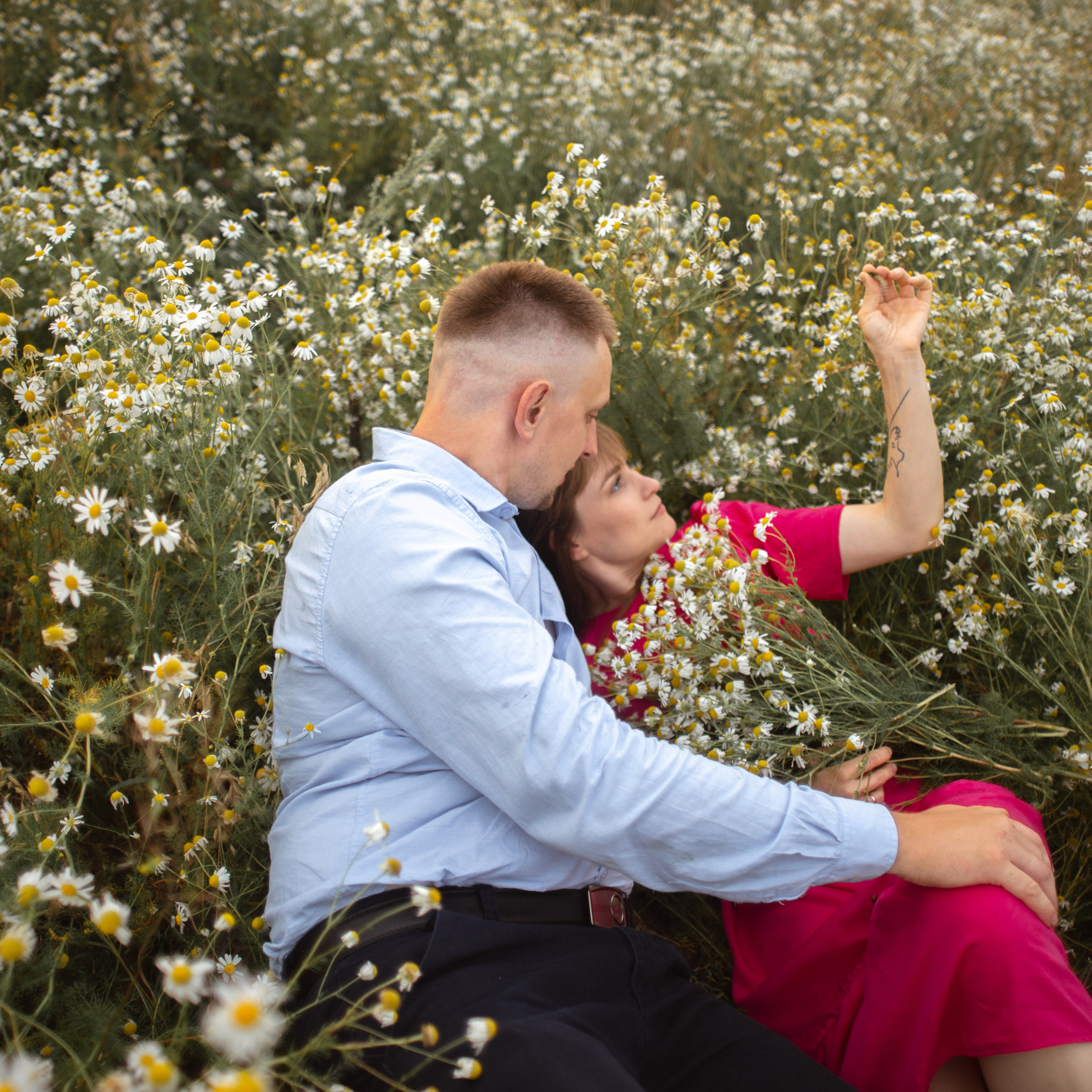 Лидия и Александр в поле ромашек