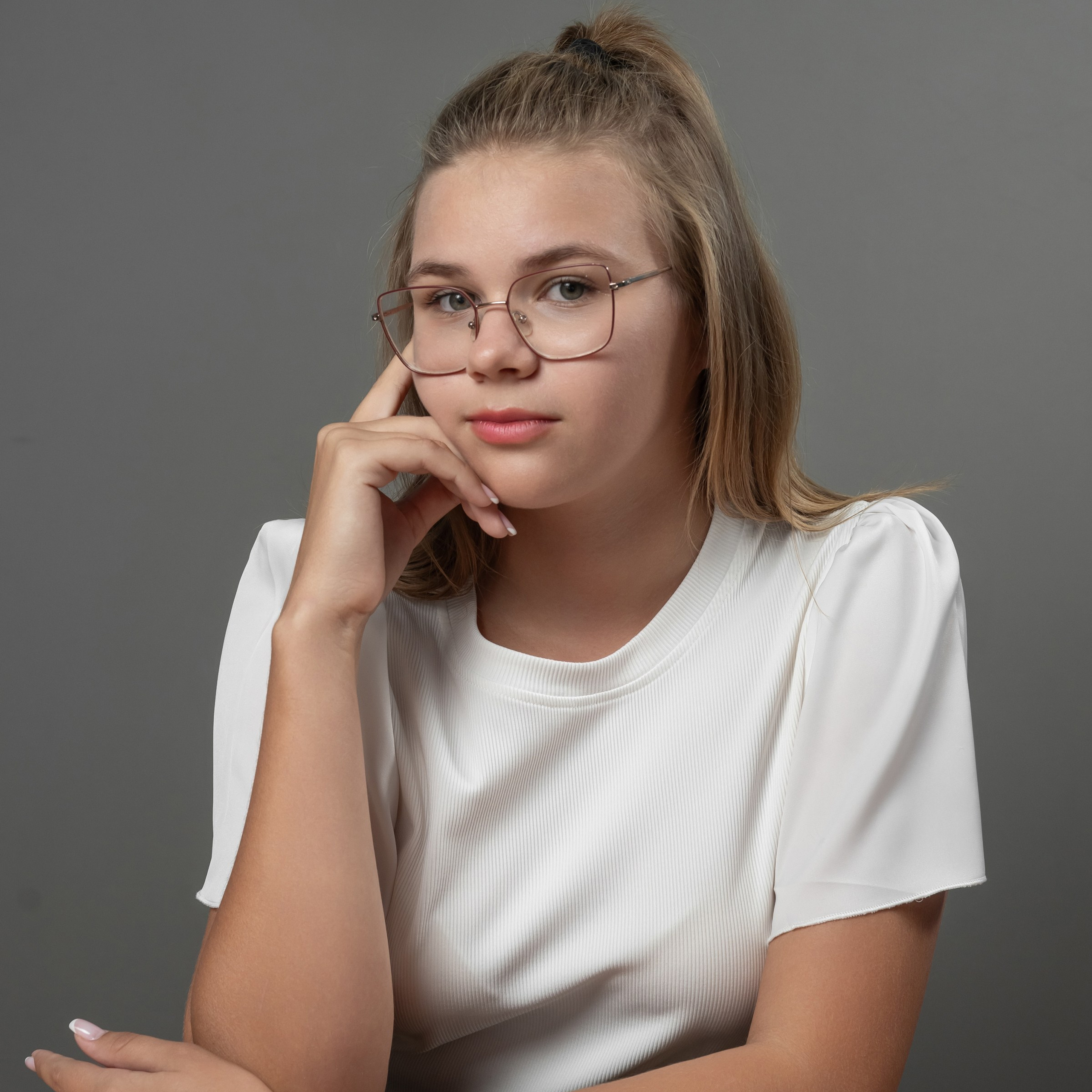 портреты на сером  фоне