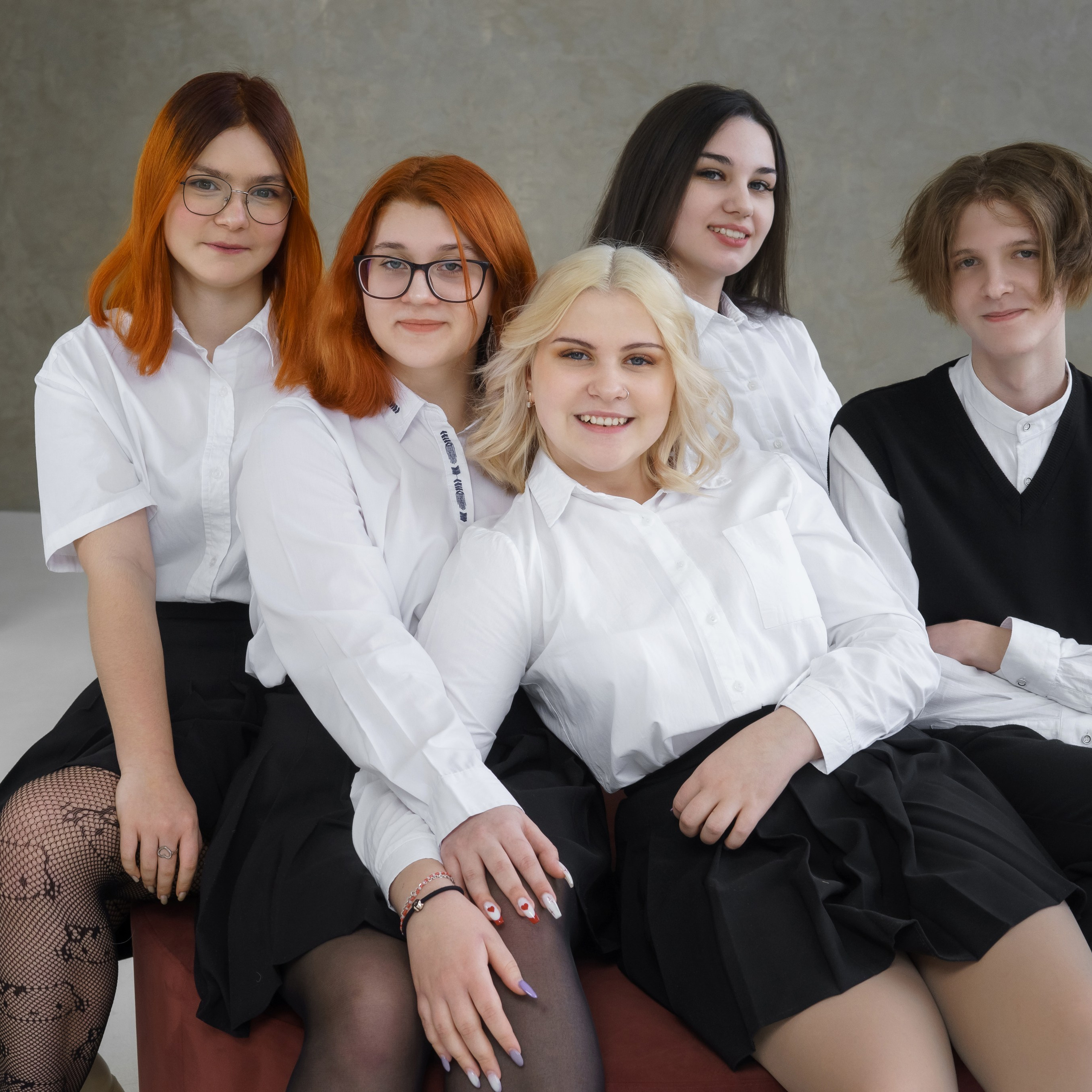 в студии сьемка школьников