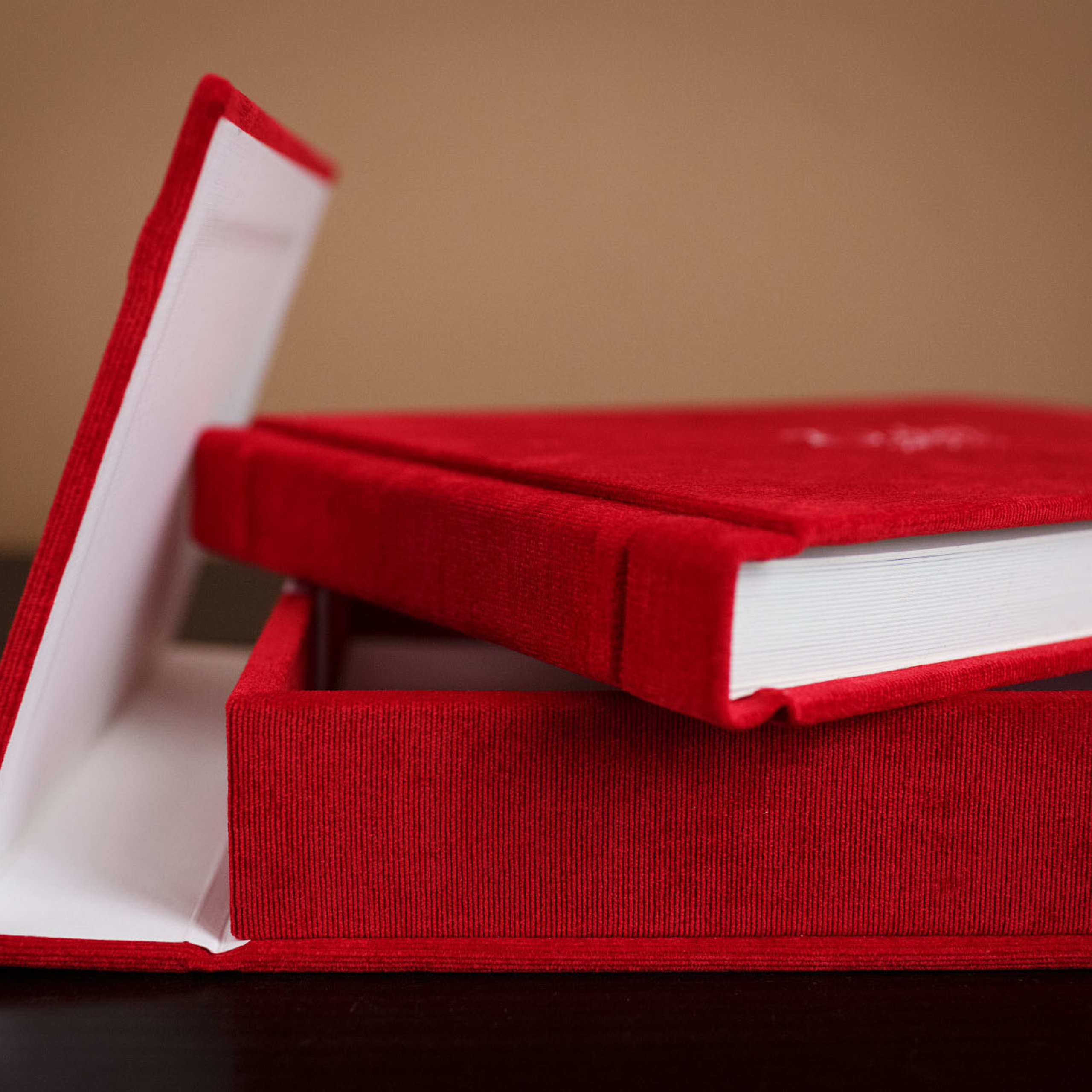 Красная фотокнига из ткани. Фотограф в Москве Татьяна Байкова