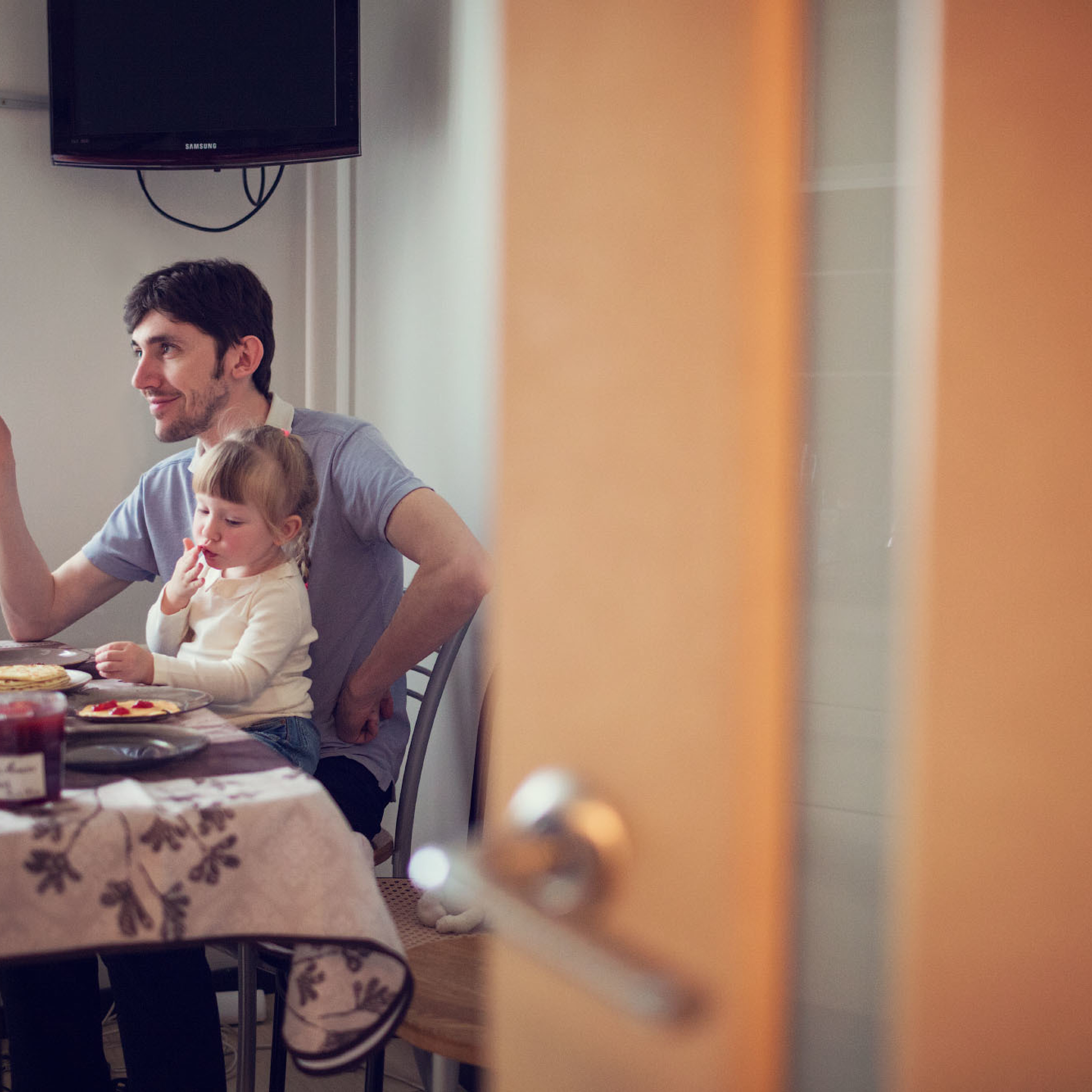 Домашняя семейная фотосессия с блинами. Фотограф в Москве Татьяна Байкова