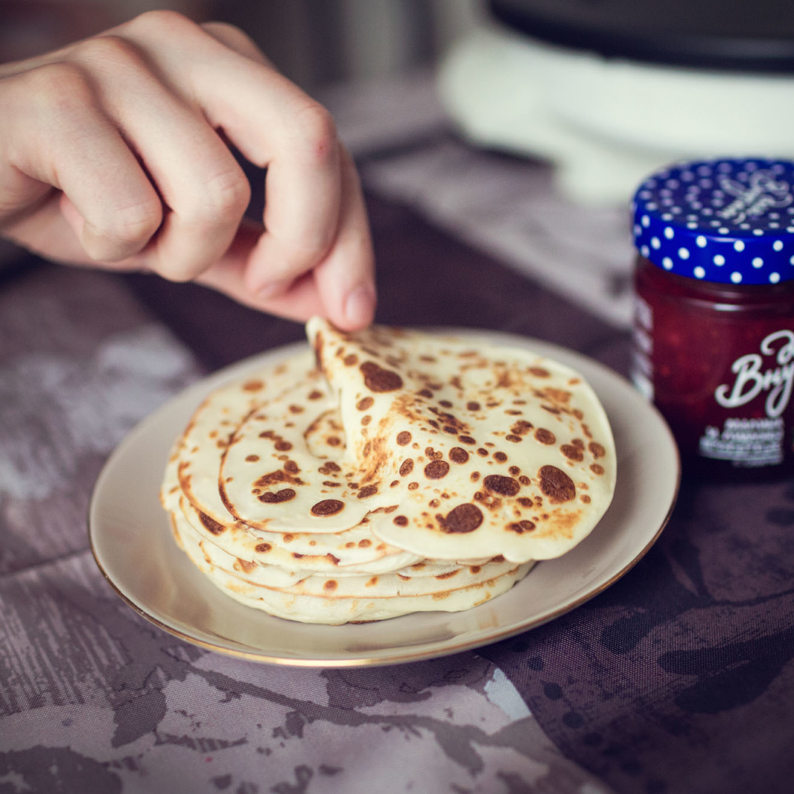 Домашняя семейная фотосессия с блинами. Фотограф в Москве Татьяна Байкова