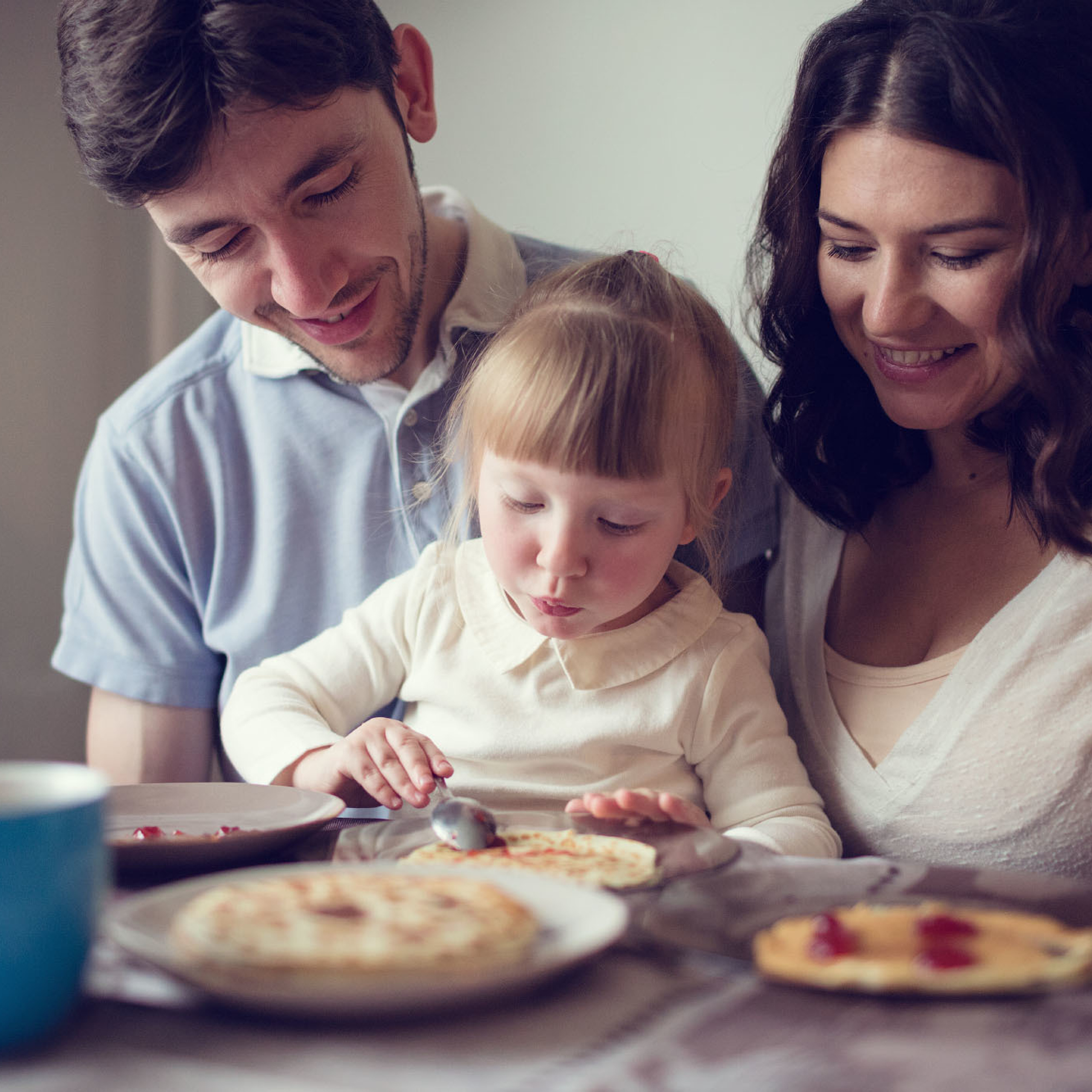 Домашняя семейная фотосессия с блинами. Фотограф в Москве Татьяна Байкова