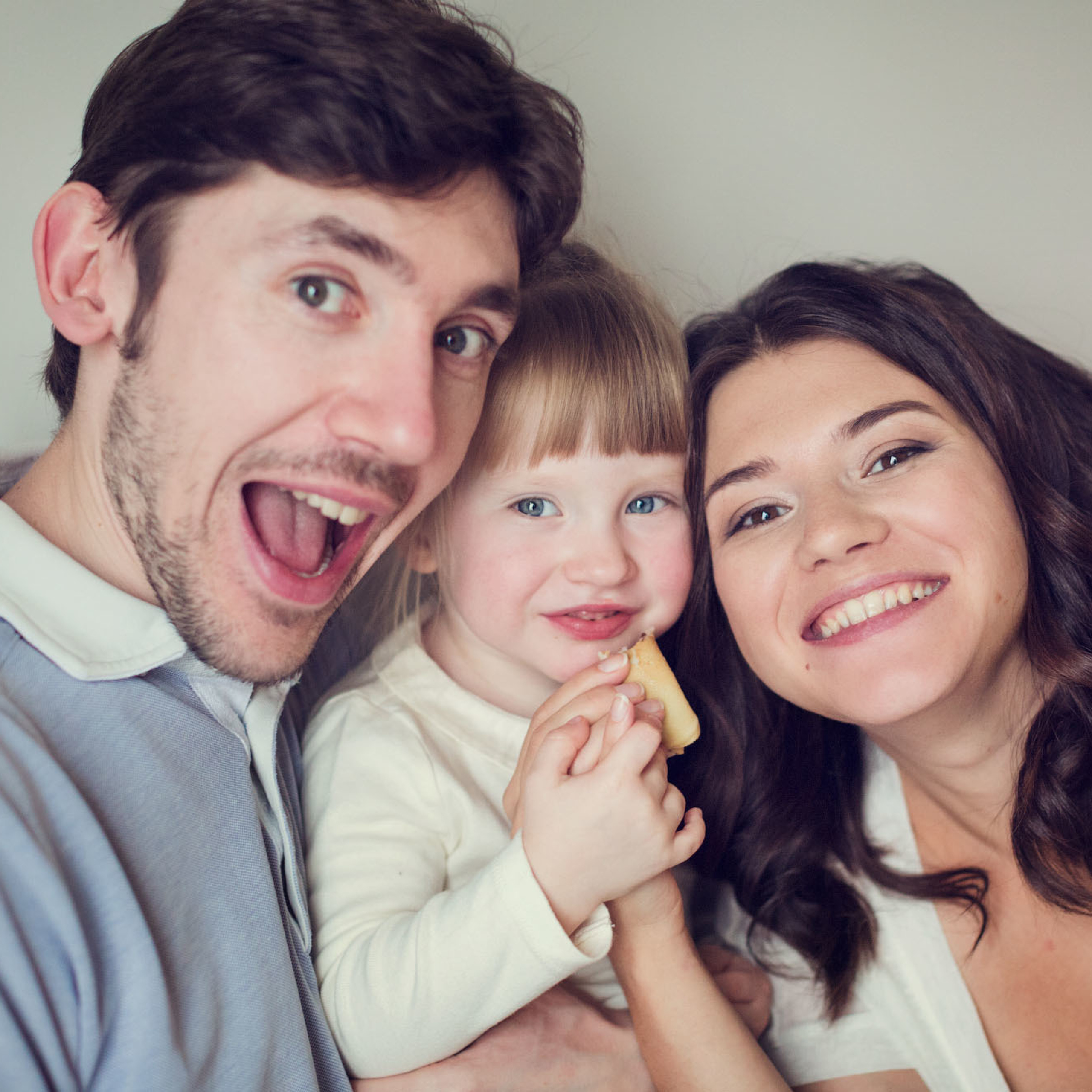 Домашняя семейная фотосессия с блинами. Фотограф в Москве Татьяна Байкова