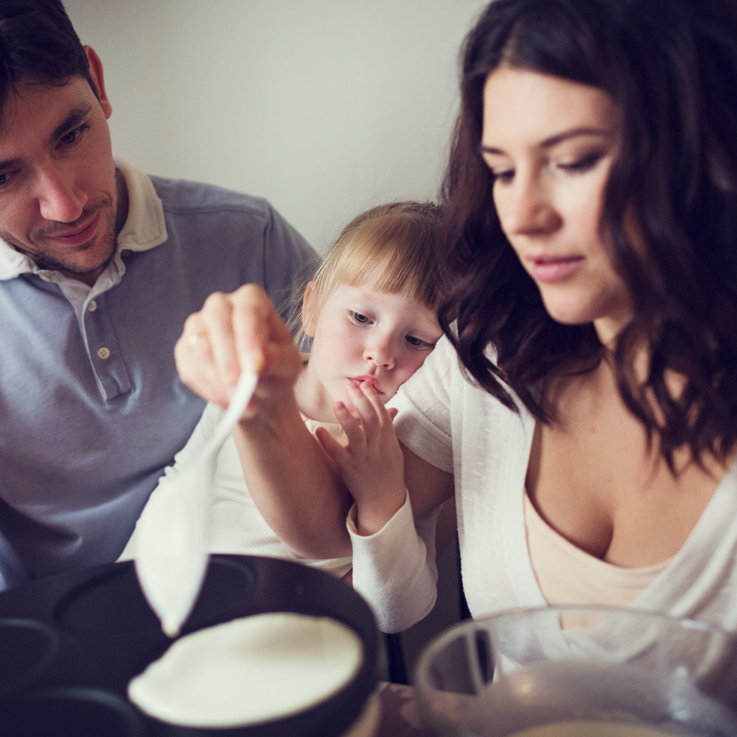 Домашняя семейная фотосессия с блинами. Фотограф в Москве Татьяна Байкова
