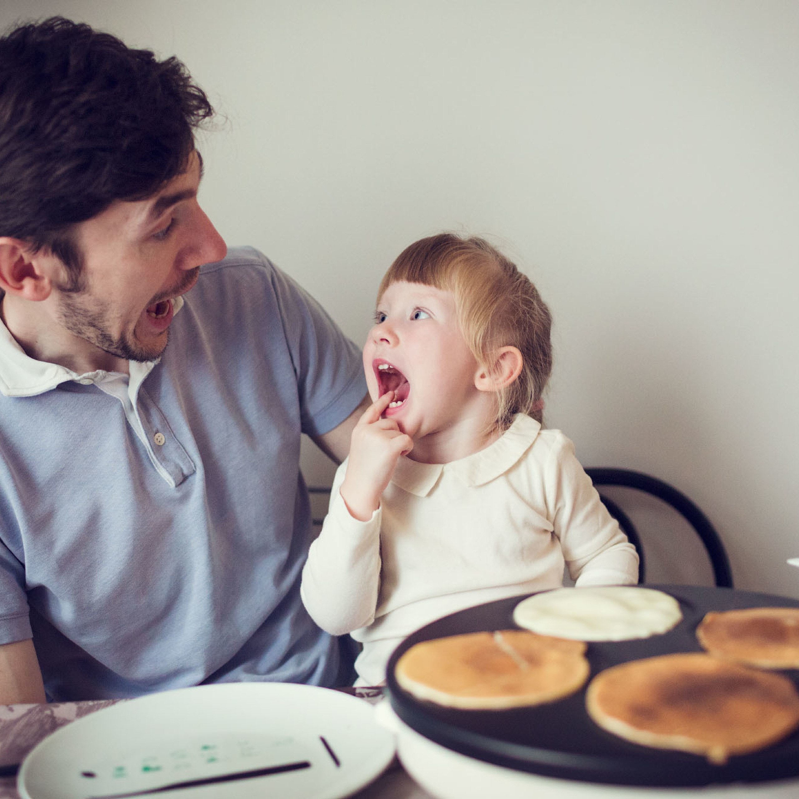 Домашняя семейная фотосессия с блинами. Фотограф в Москве Татьяна Байкова