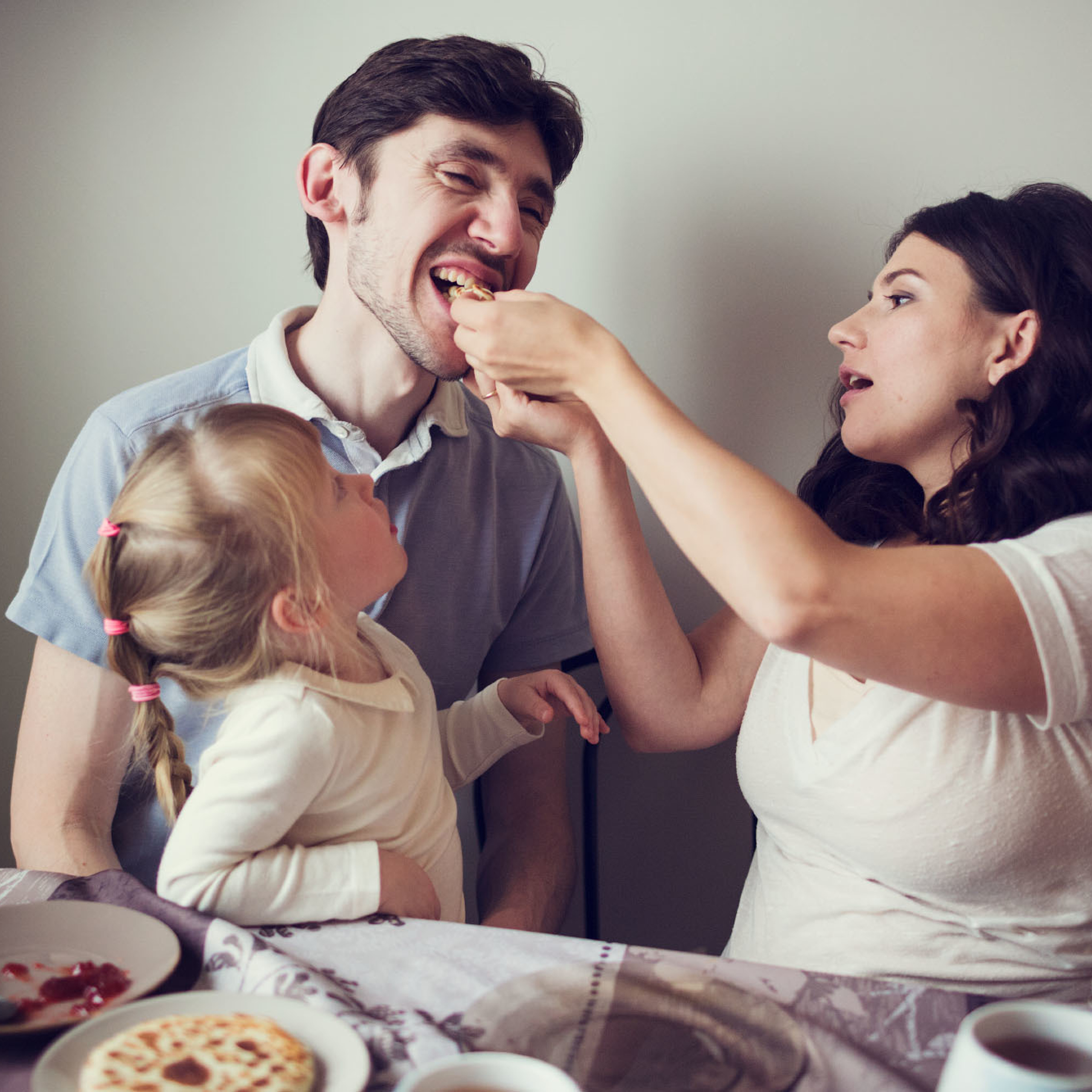 Домашняя семейная фотосессия с блинами. Фотограф в Москве Татьяна Байкова