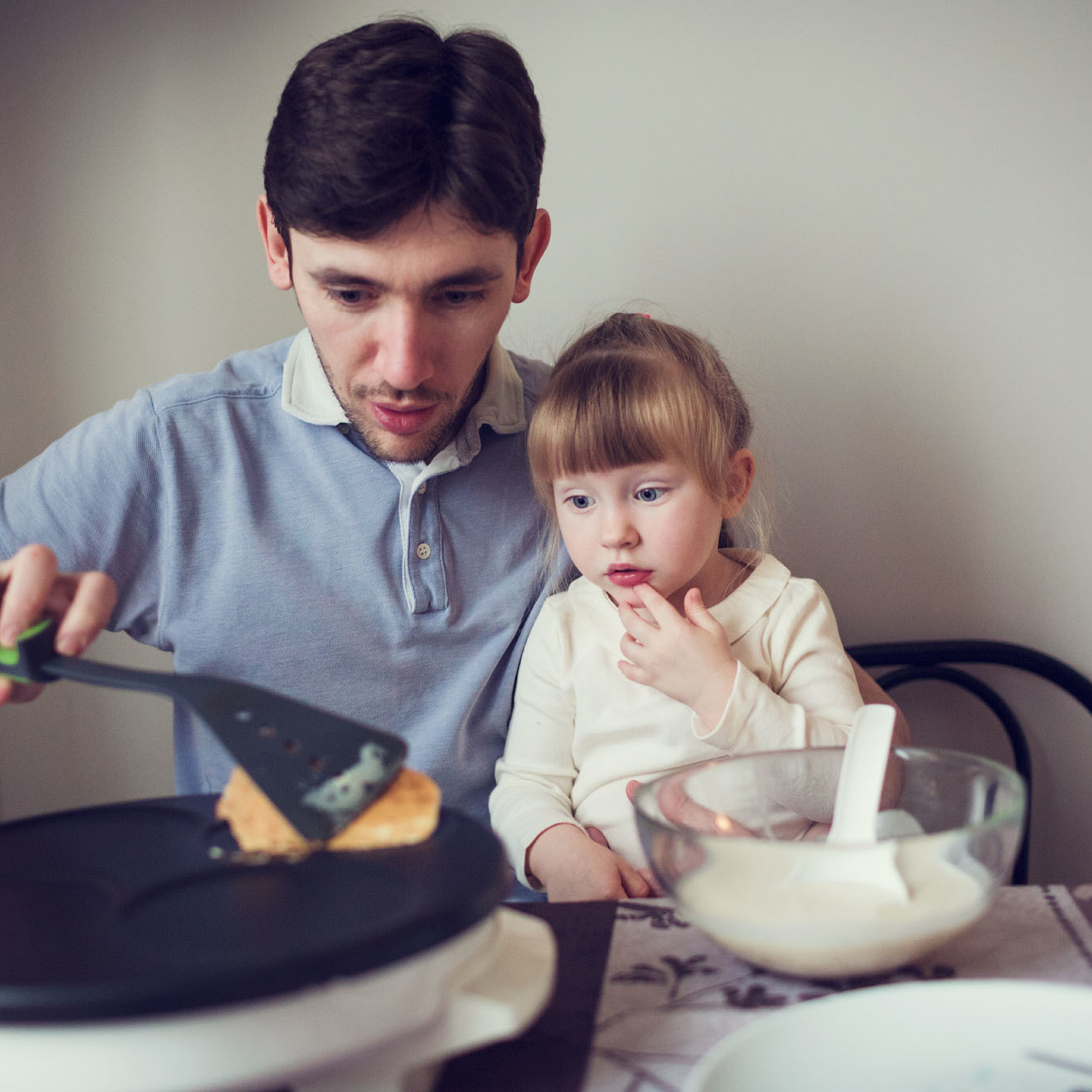 Домашняя семейная фотосессия с блинами. Фотограф в Москве Татьяна Байкова