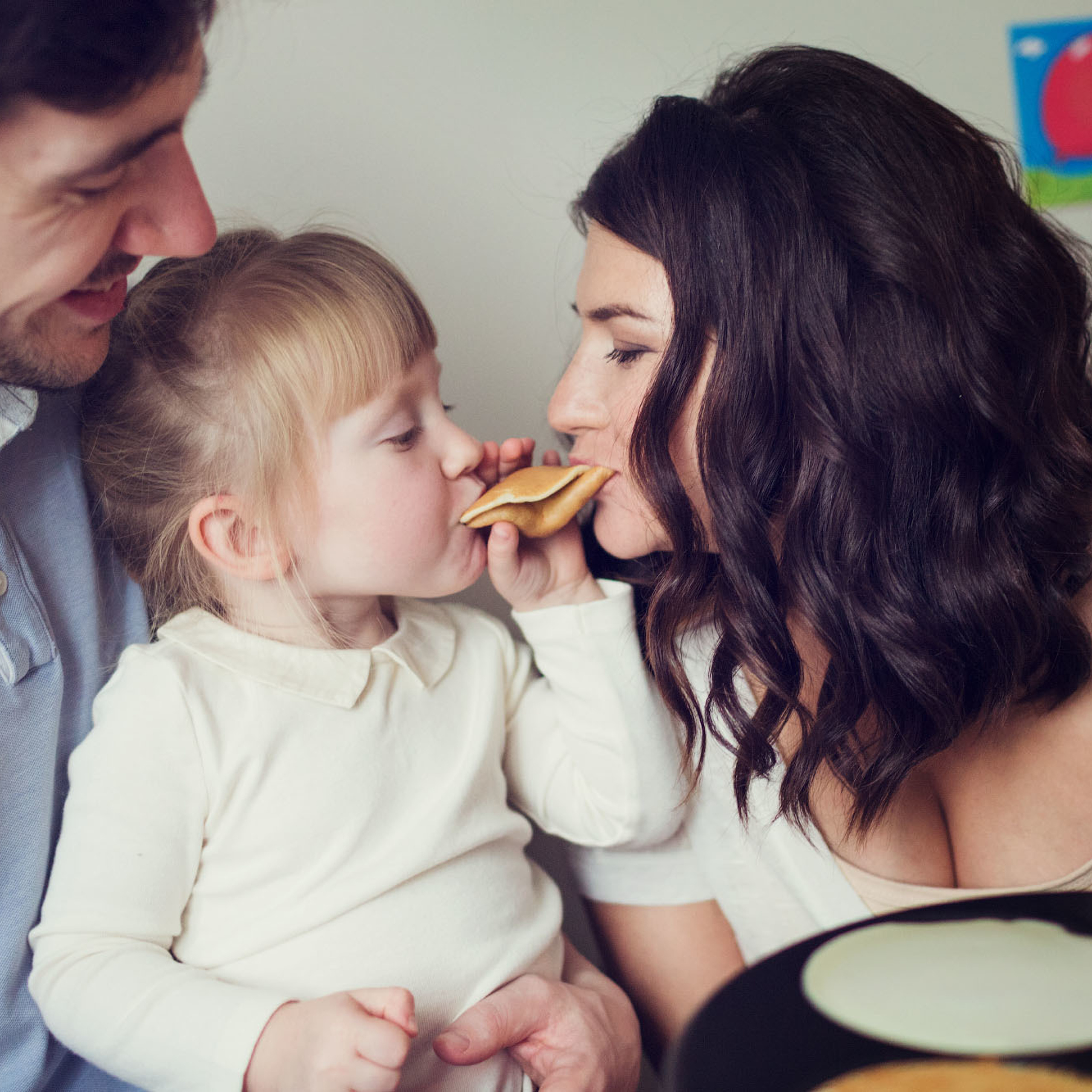 Домашняя семейная фотосессия с блинами. Фотограф в Москве Татьяна Байкова
