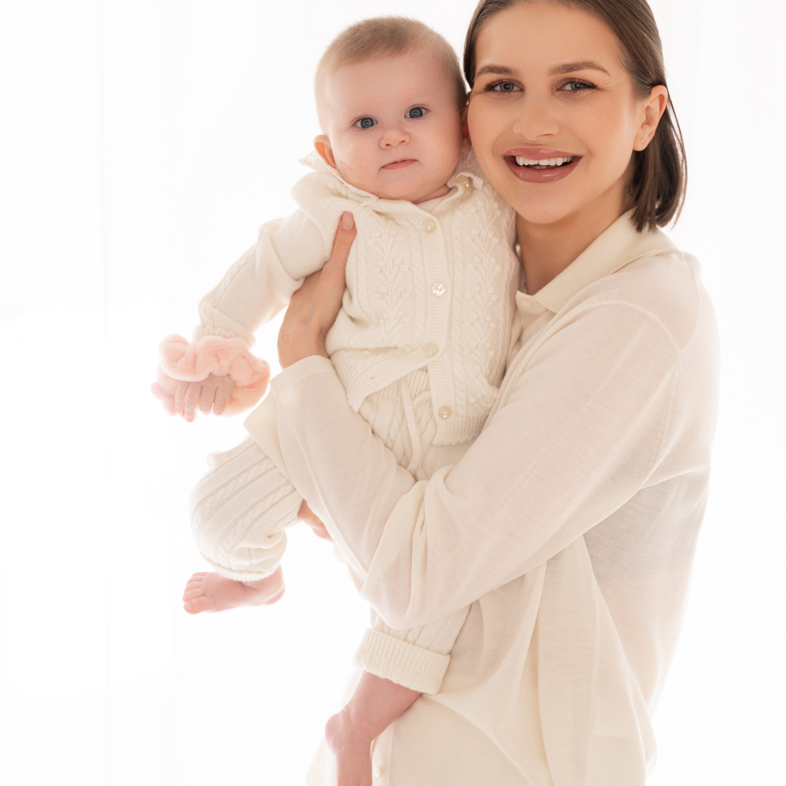 Мария и Сия пол годика