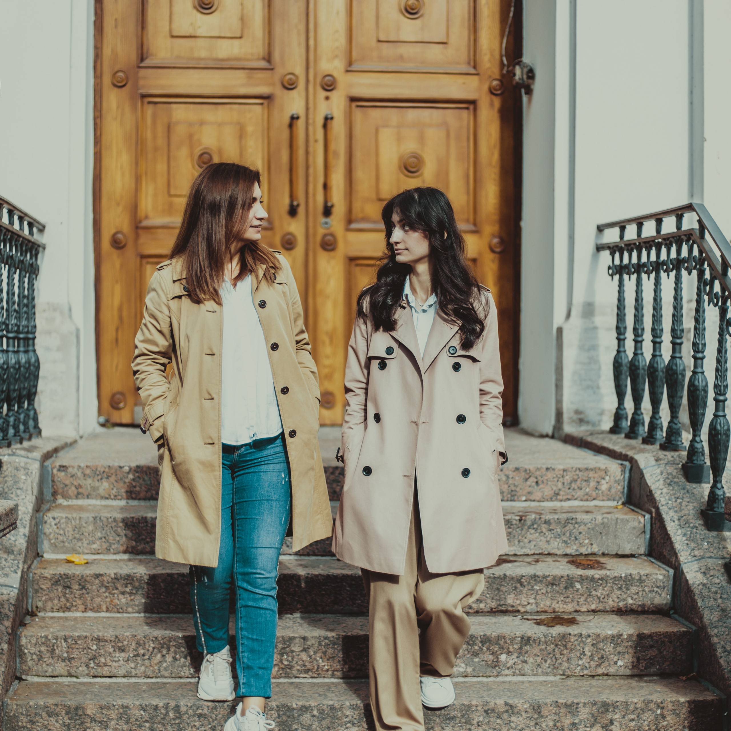 Фотосессия мамы и взрослой дочки в студии Skypoint на Б. Конюшенной 12. Детский, свадебный и семейный фотограф Юлия Курбатова, Санкт-Петербург