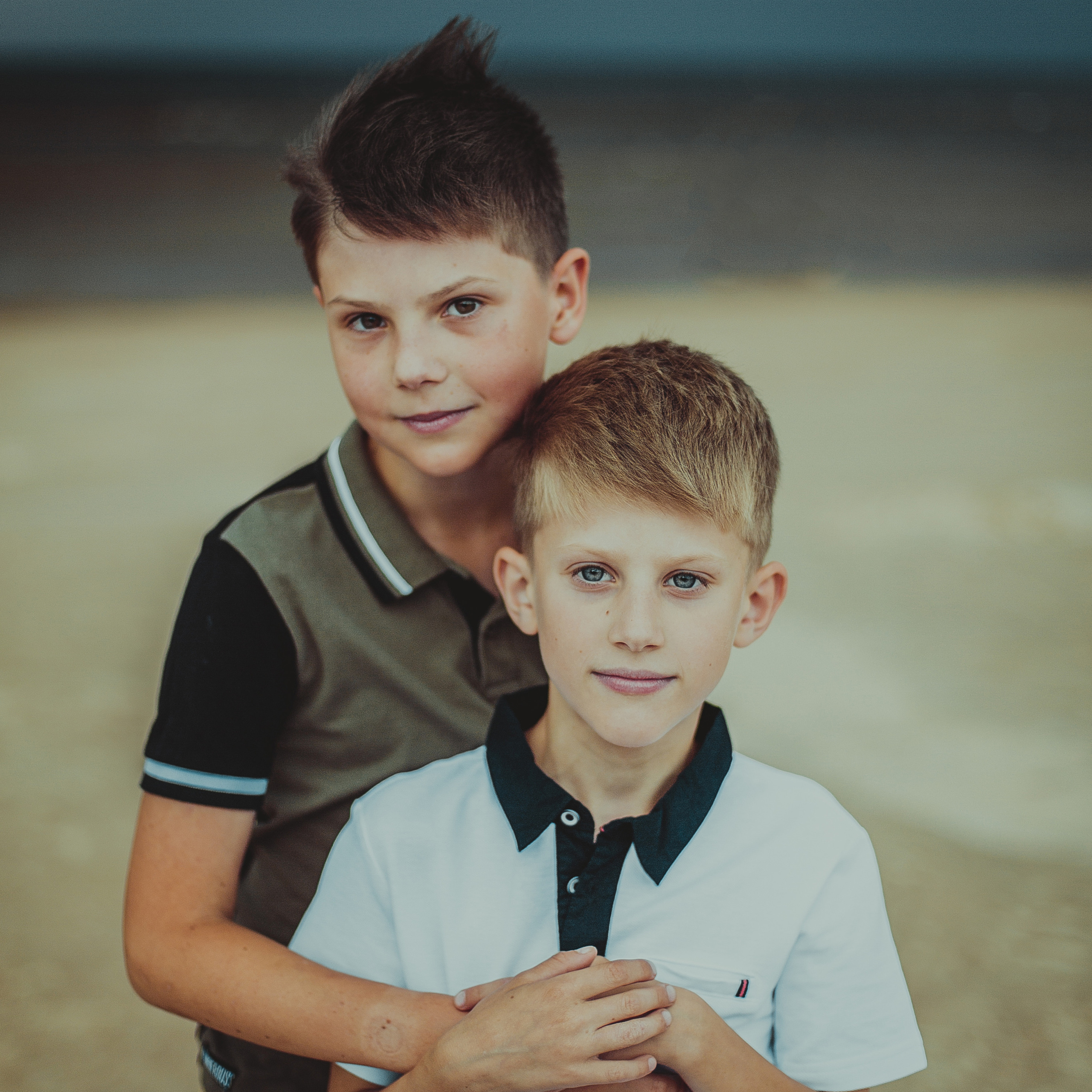 Фотосессия родителей с дедушкой и сыновьями на заливе. Детский, свадебный и семейный фотограф Юлия Курбатова, Санкт-Петербург