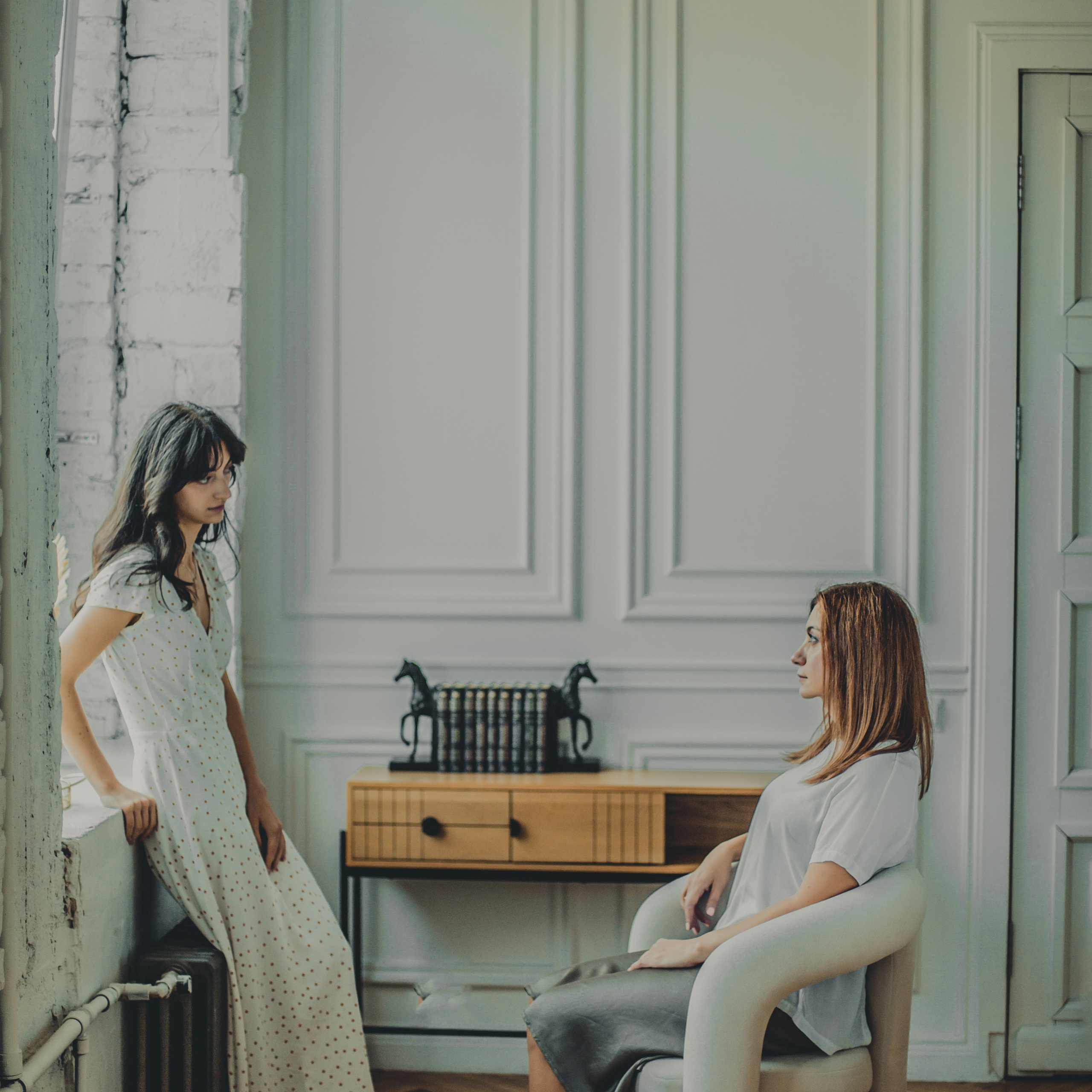 Фотосессия мамы и взрослой дочки в студии Skypoint на Б. Конюшенной 12. Детский, свадебный и семейный фотограф Юлия Курбатова, Санкт-Петербург