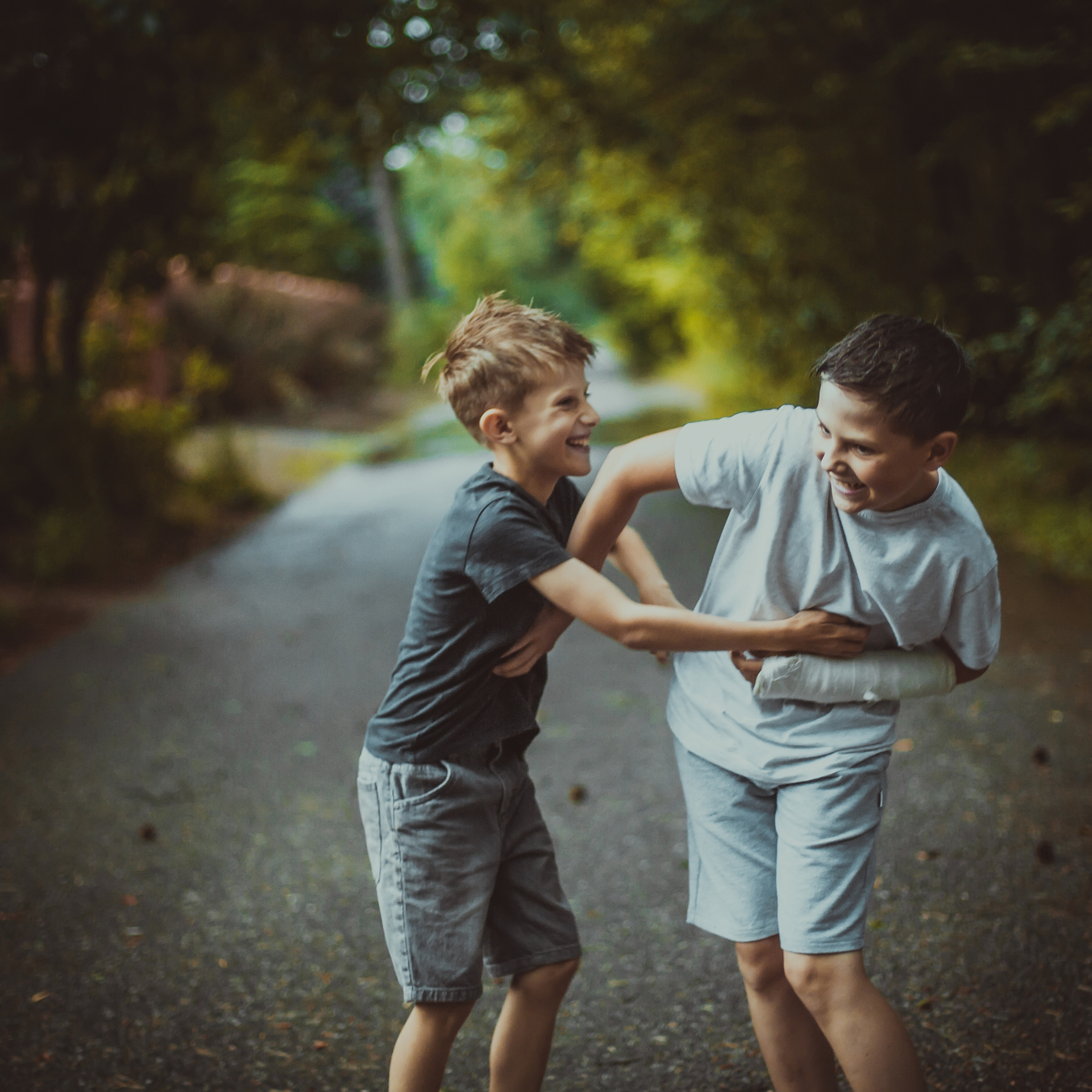 Фотосессия родителей с дедушкой и сыновьями на заливе. Детский, свадебный и семейный фотограф Юлия Курбатова, Санкт-Петербург