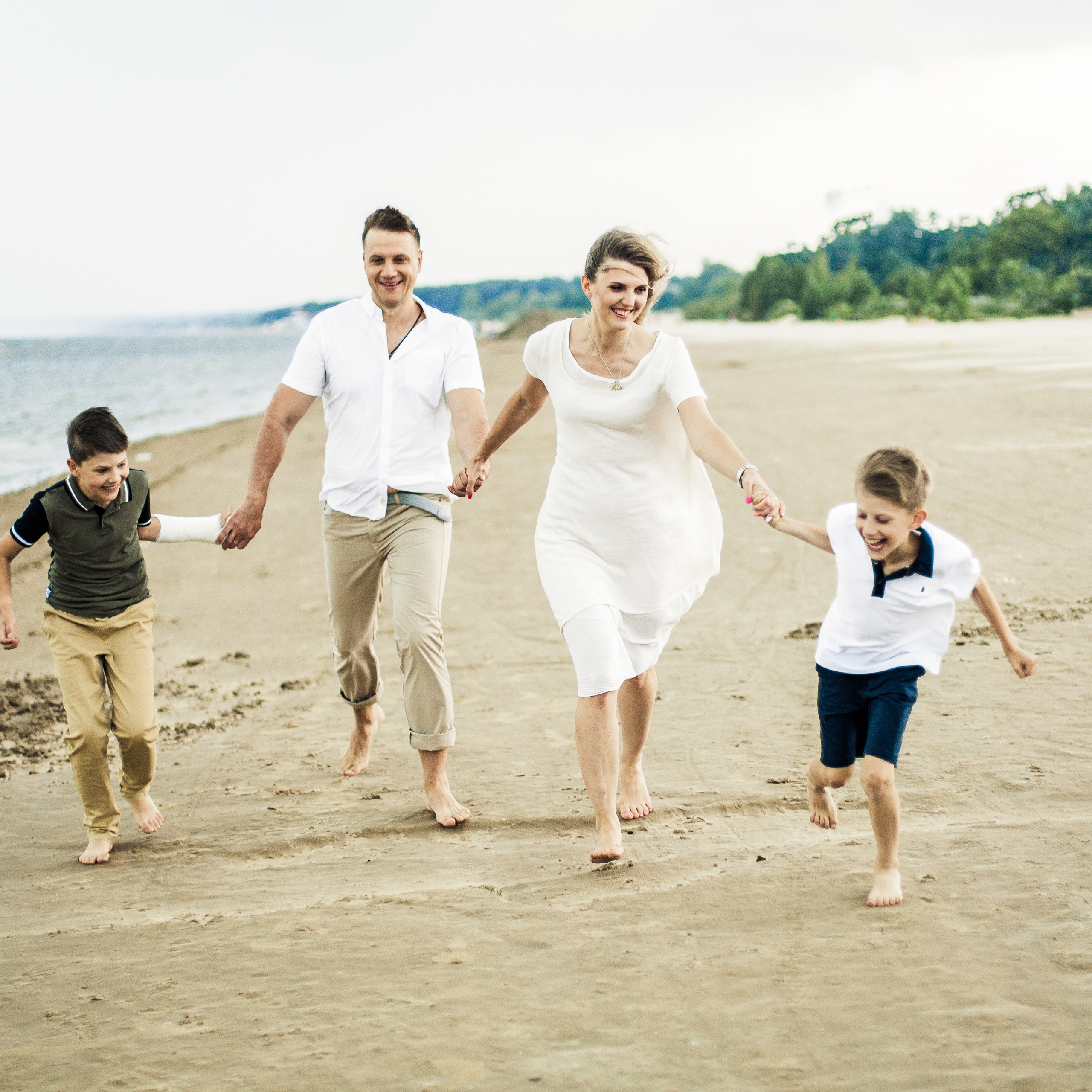 Фотосессия родителей с дедушкой и сыновьями на заливе. Детский, свадебный и семейный фотограф Юлия Курбатова, Санкт-Петербург