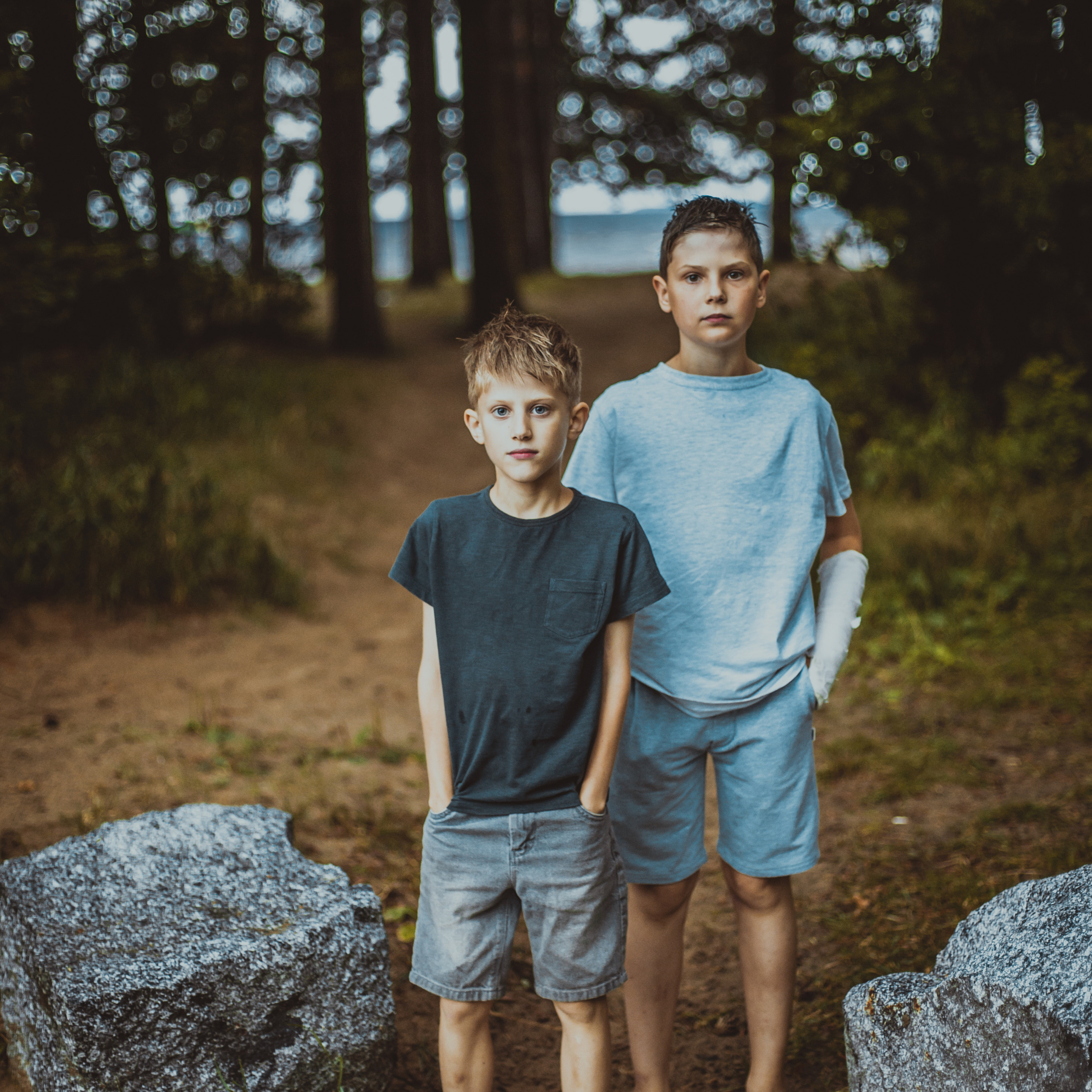 Фотосессия родителей с дедушкой и сыновьями на заливе. Детский, свадебный и семейный фотограф Юлия Курбатова, Санкт-Петербург
