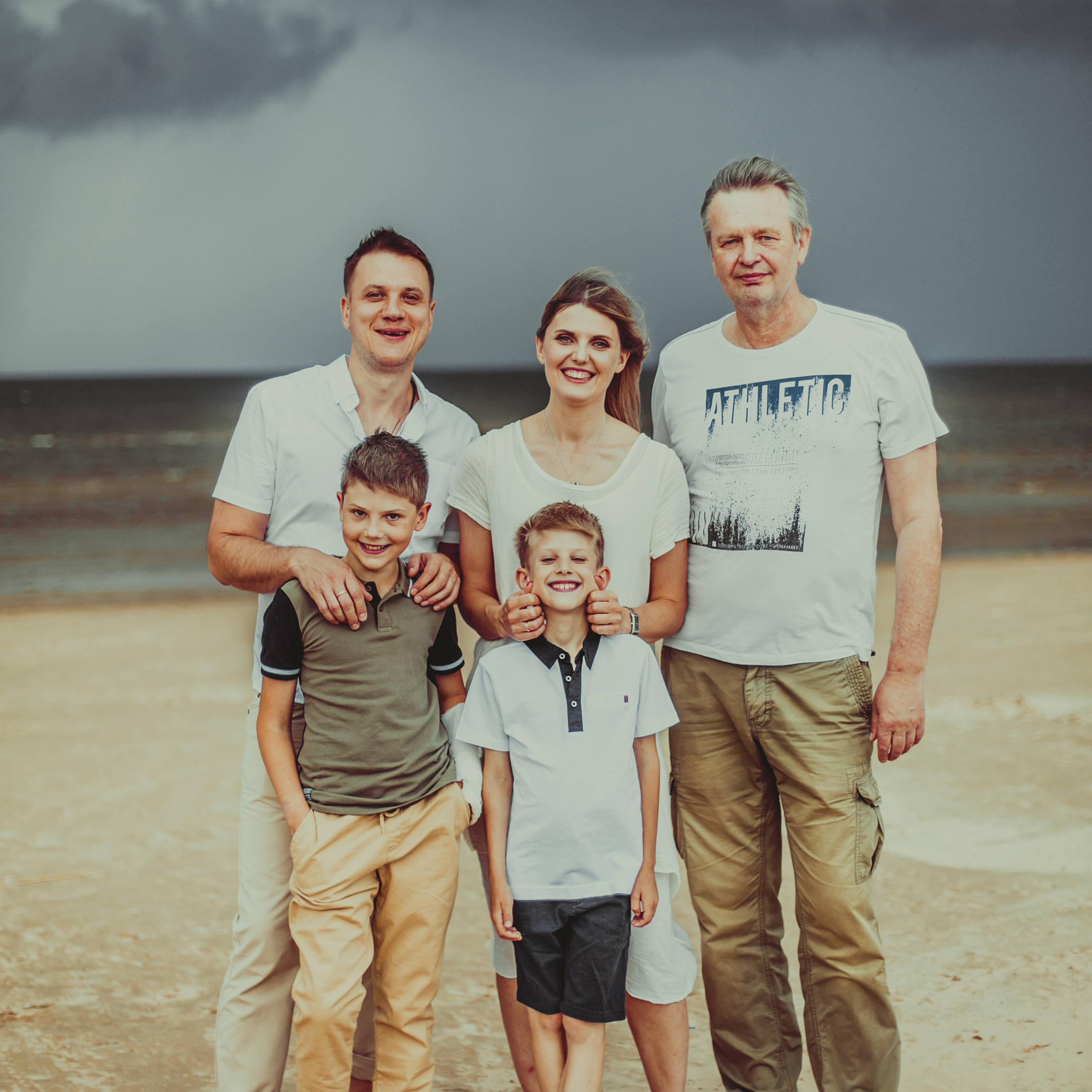 Фотосессия родителей с дедушкой и сыновьями на заливе. Детский, свадебный и семейный фотограф Юлия Курбатова, Санкт-Петербург