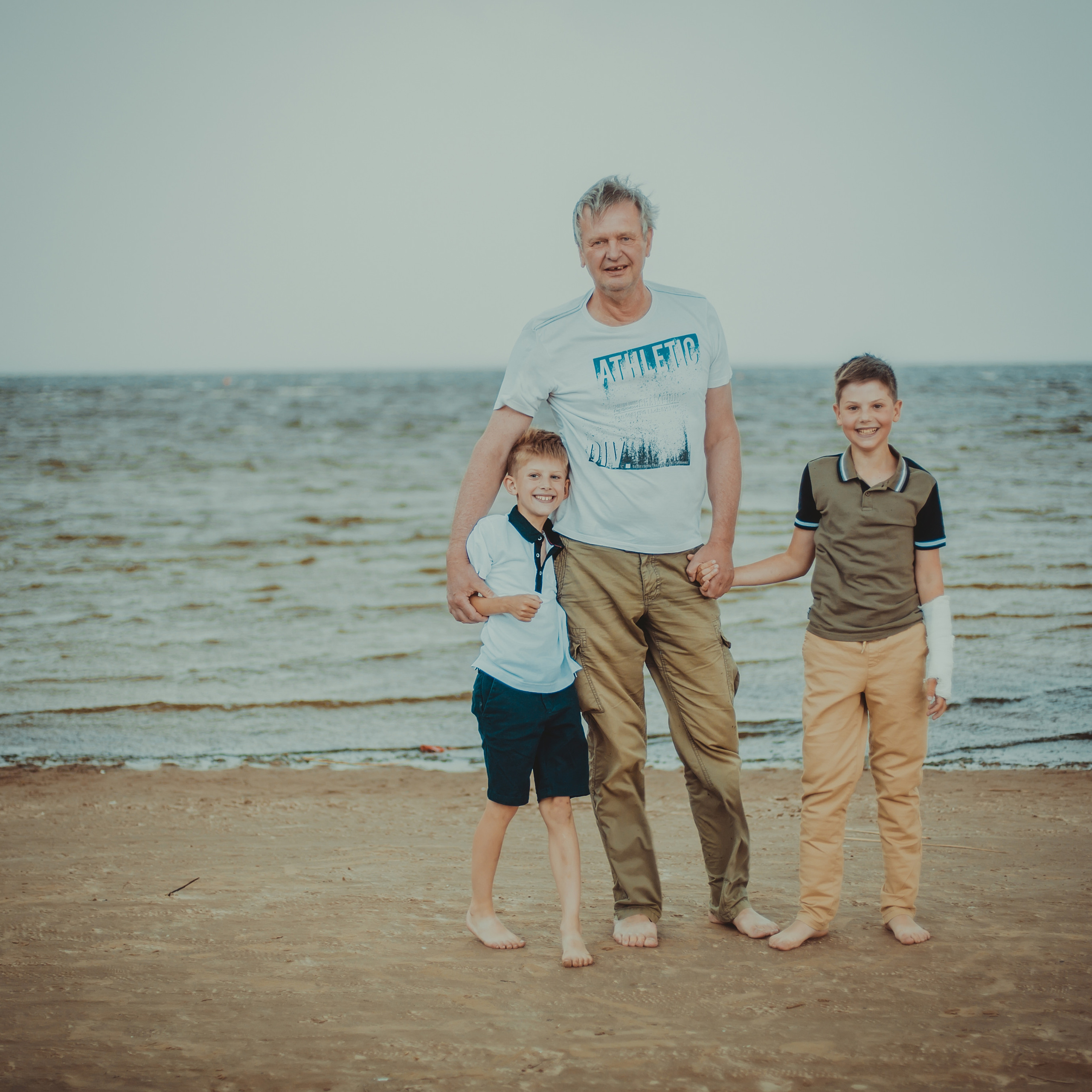 Фотосессия родителей с дедушкой и сыновьями на заливе. Детский, свадебный и семейный фотограф Юлия Курбатова, Санкт-Петербург