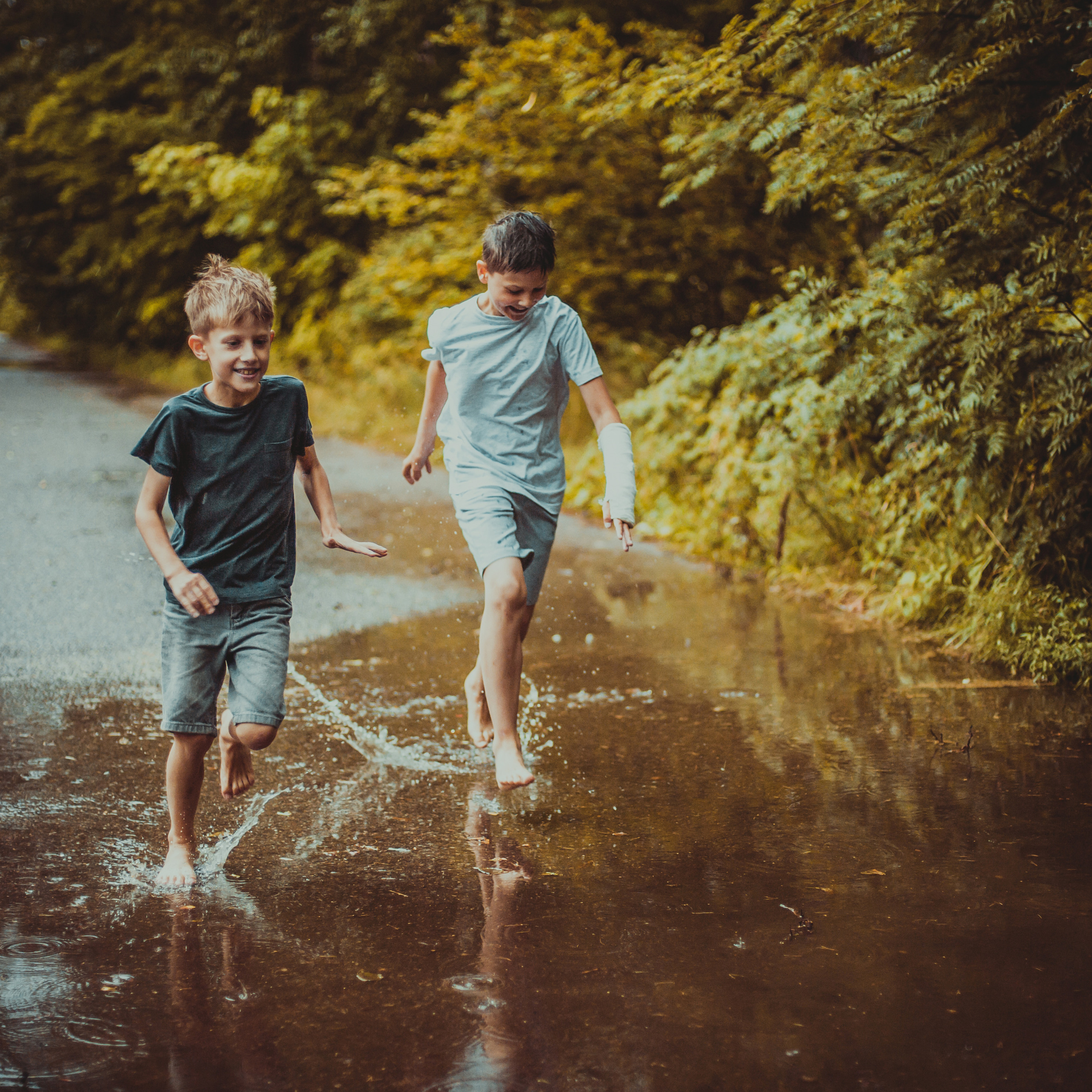 Фотосессия родителей с дедушкой и сыновьями на заливе. Детский, свадебный и семейный фотограф Юлия Курбатова, Санкт-Петербург
