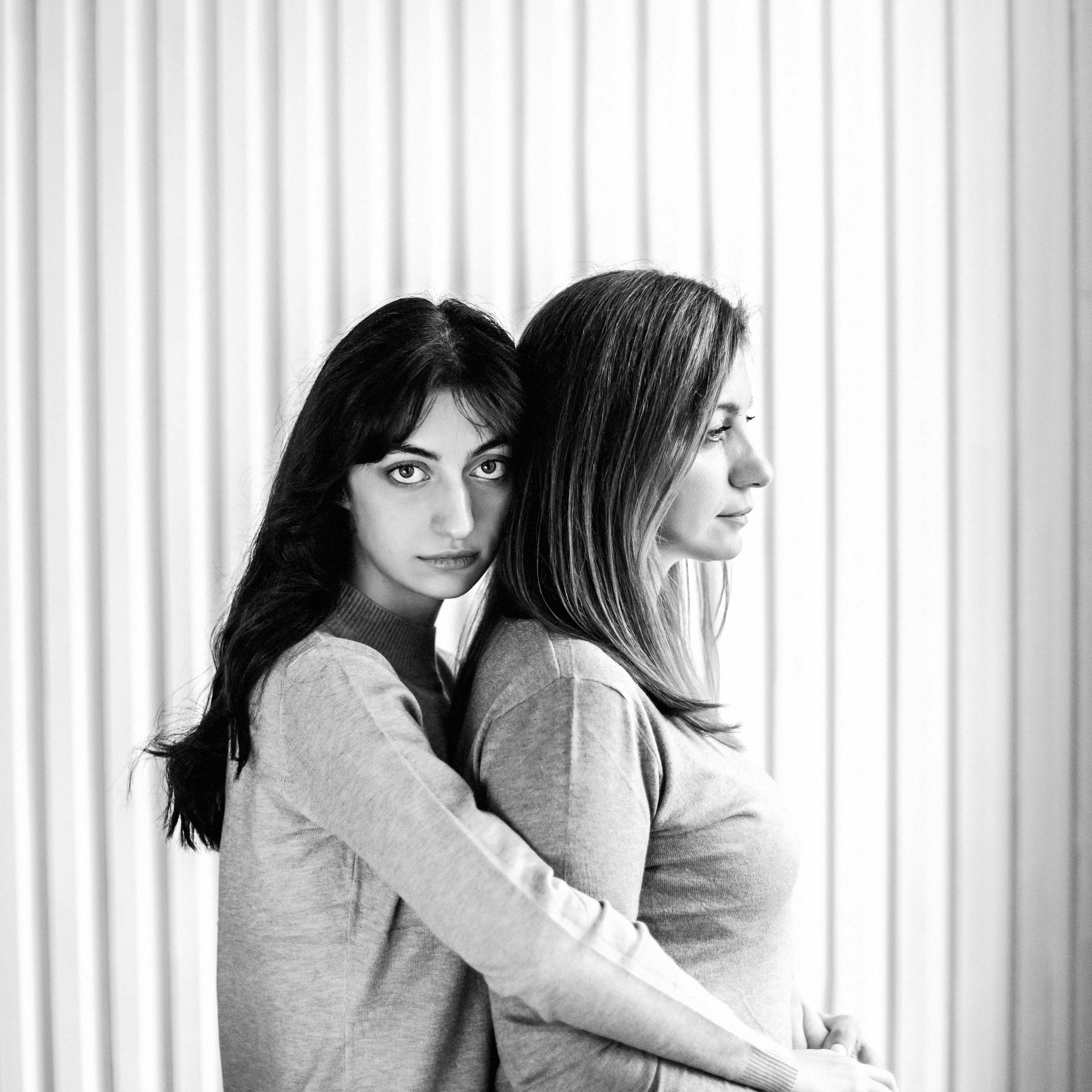 Фотосессия мамы и взрослой дочки в студии Skypoint на Б. Конюшенной 12. Детский, свадебный и семейный фотограф Юлия Курбатова, Санкт-Петербург