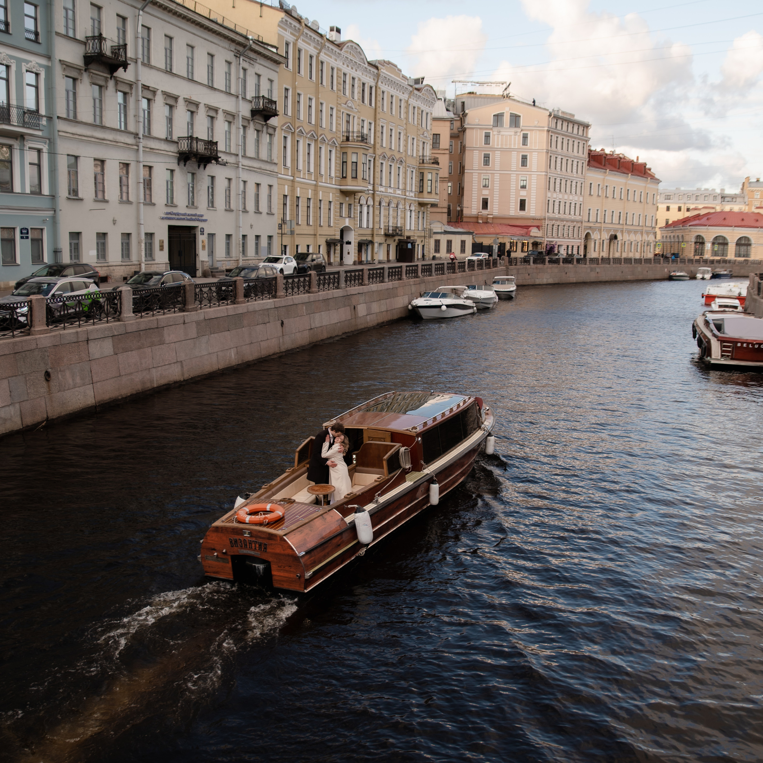 Саша и Настя Катер Питер Май