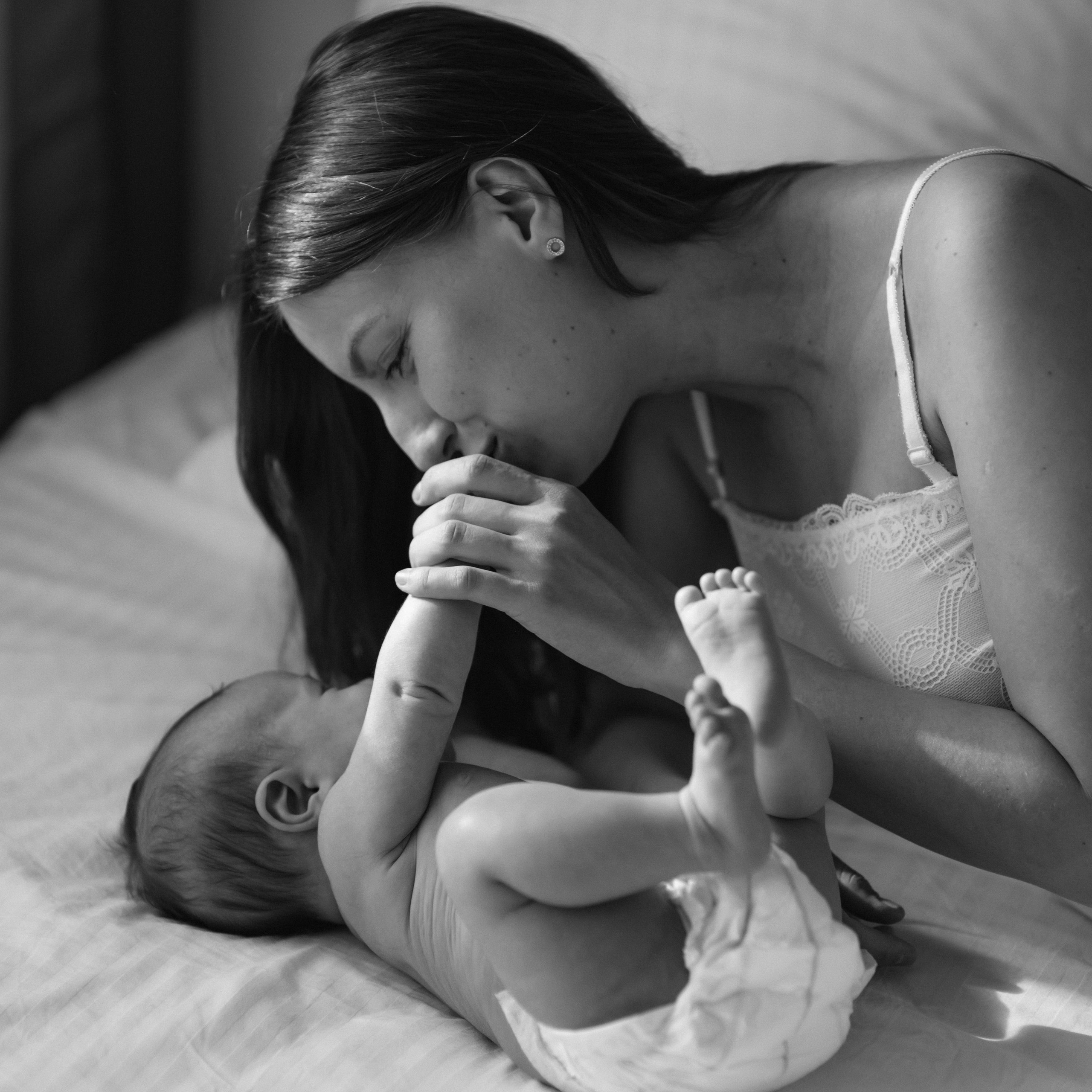 Домашняя съемка с новорожденным малышом дома