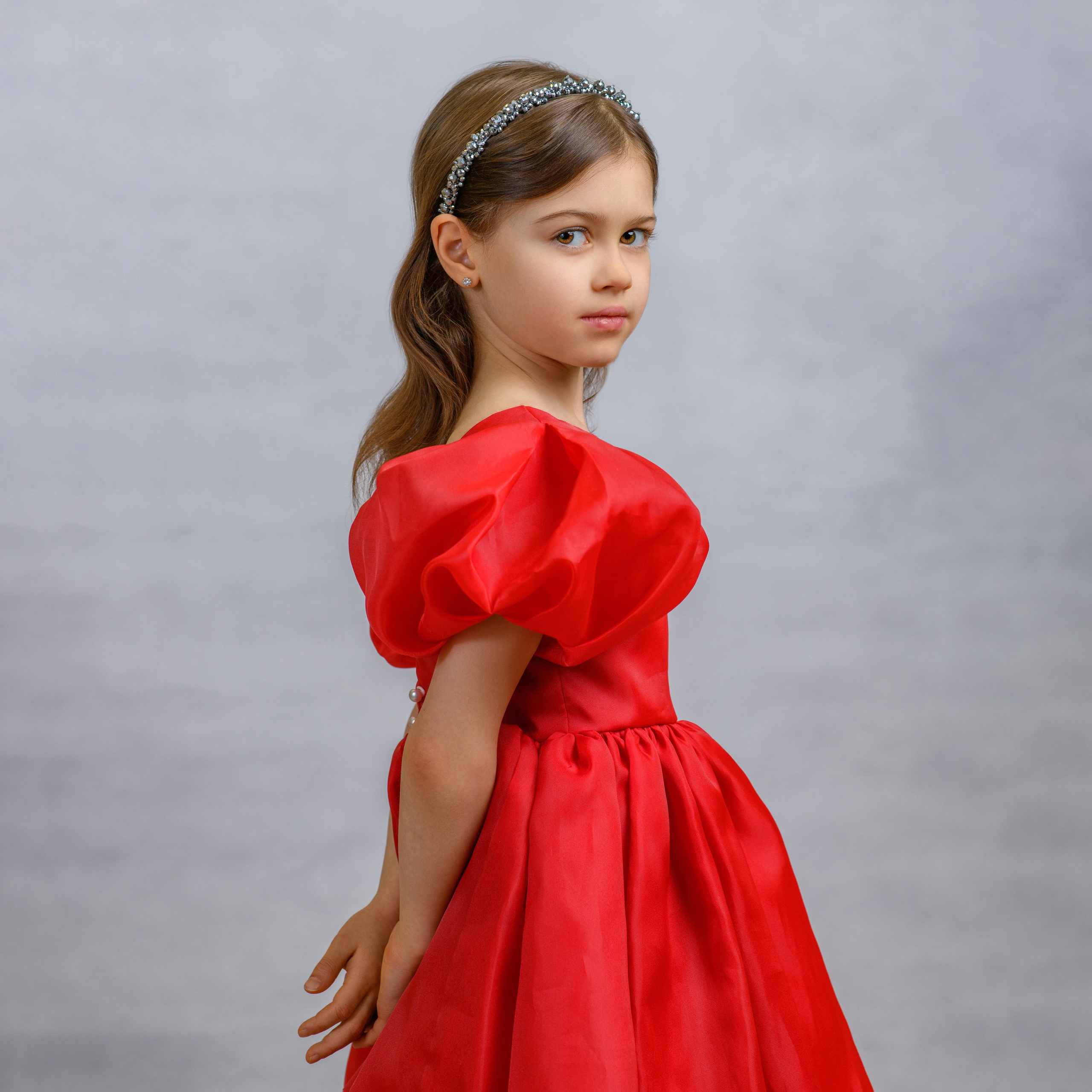 Детский сад. Портреты на фоне.