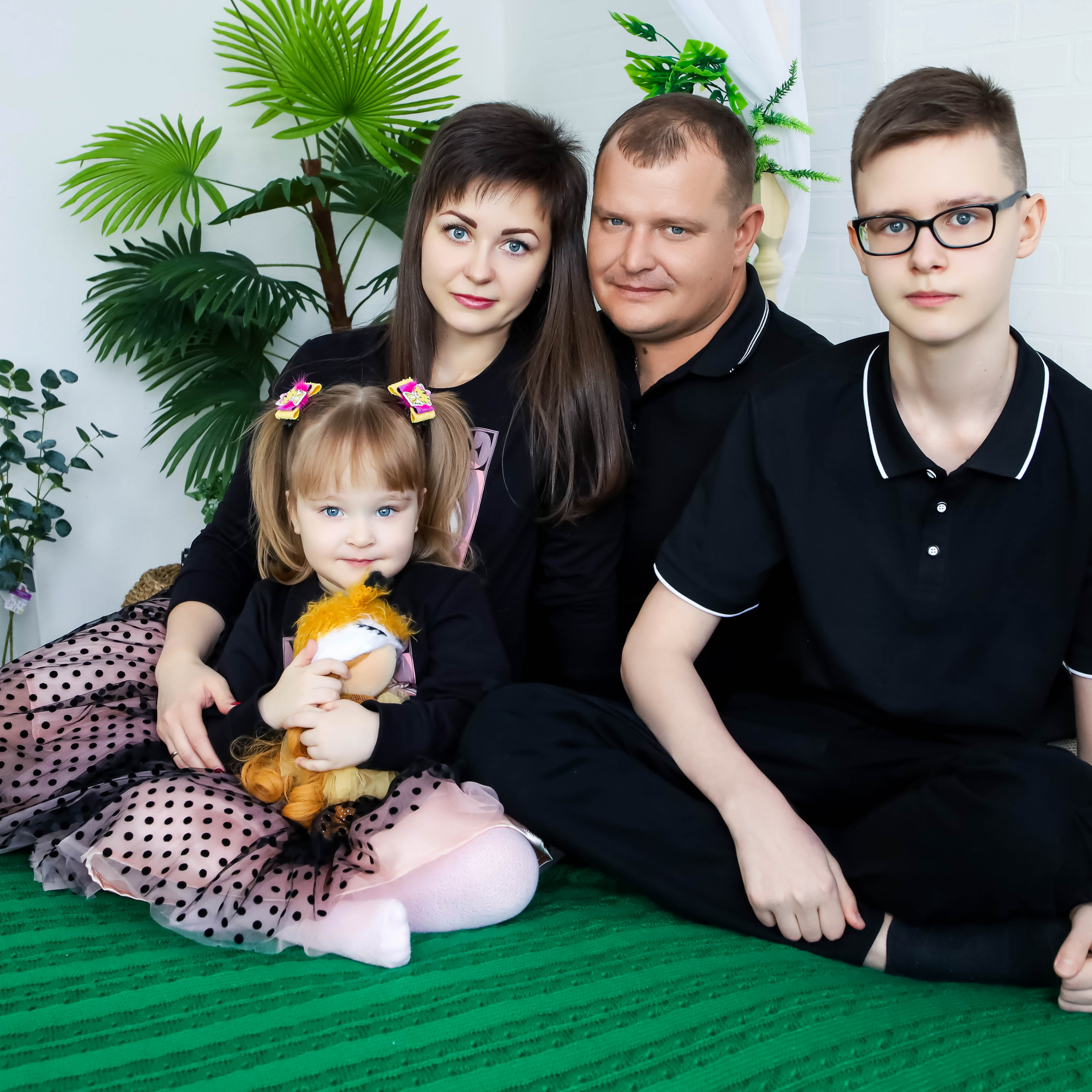 Вероника с семьей