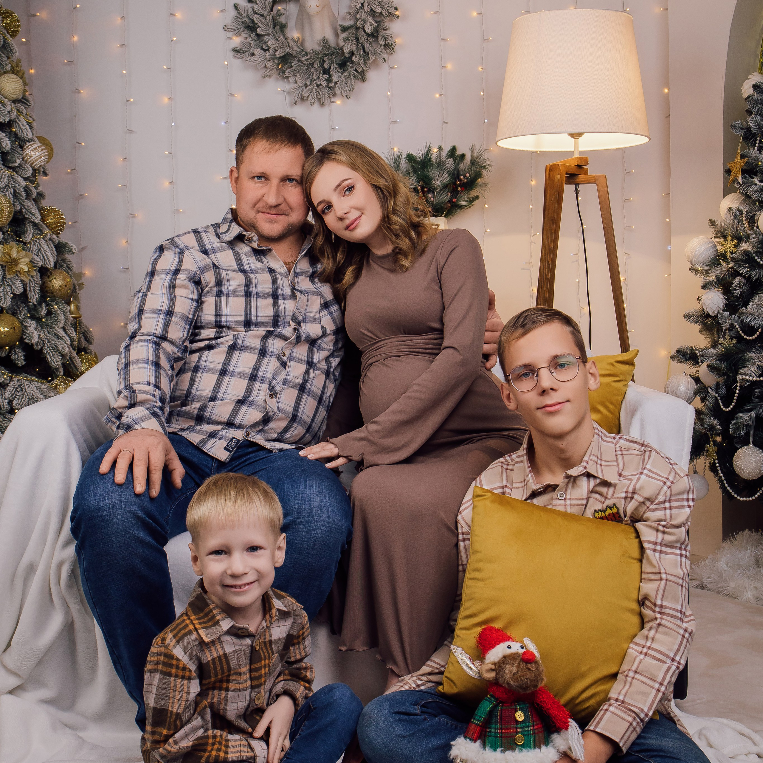 Олеся с семьей Новогодняя