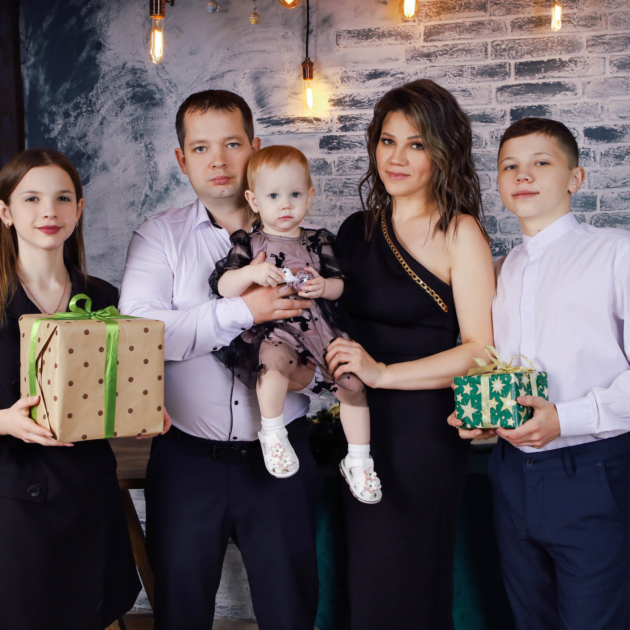 Мария с семьей. Новогодняя 2022