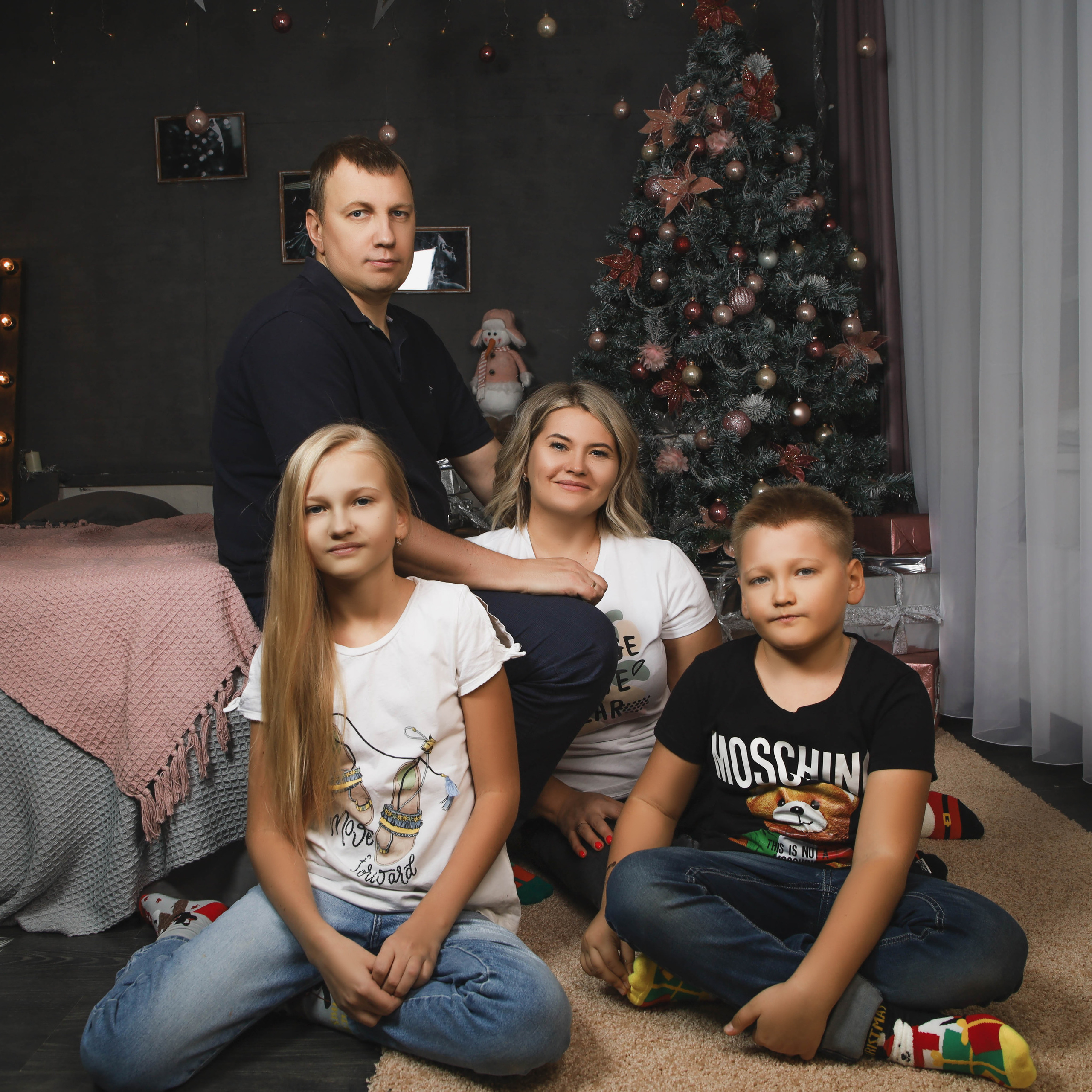 Ксения с семьей.Новогодняя 2022