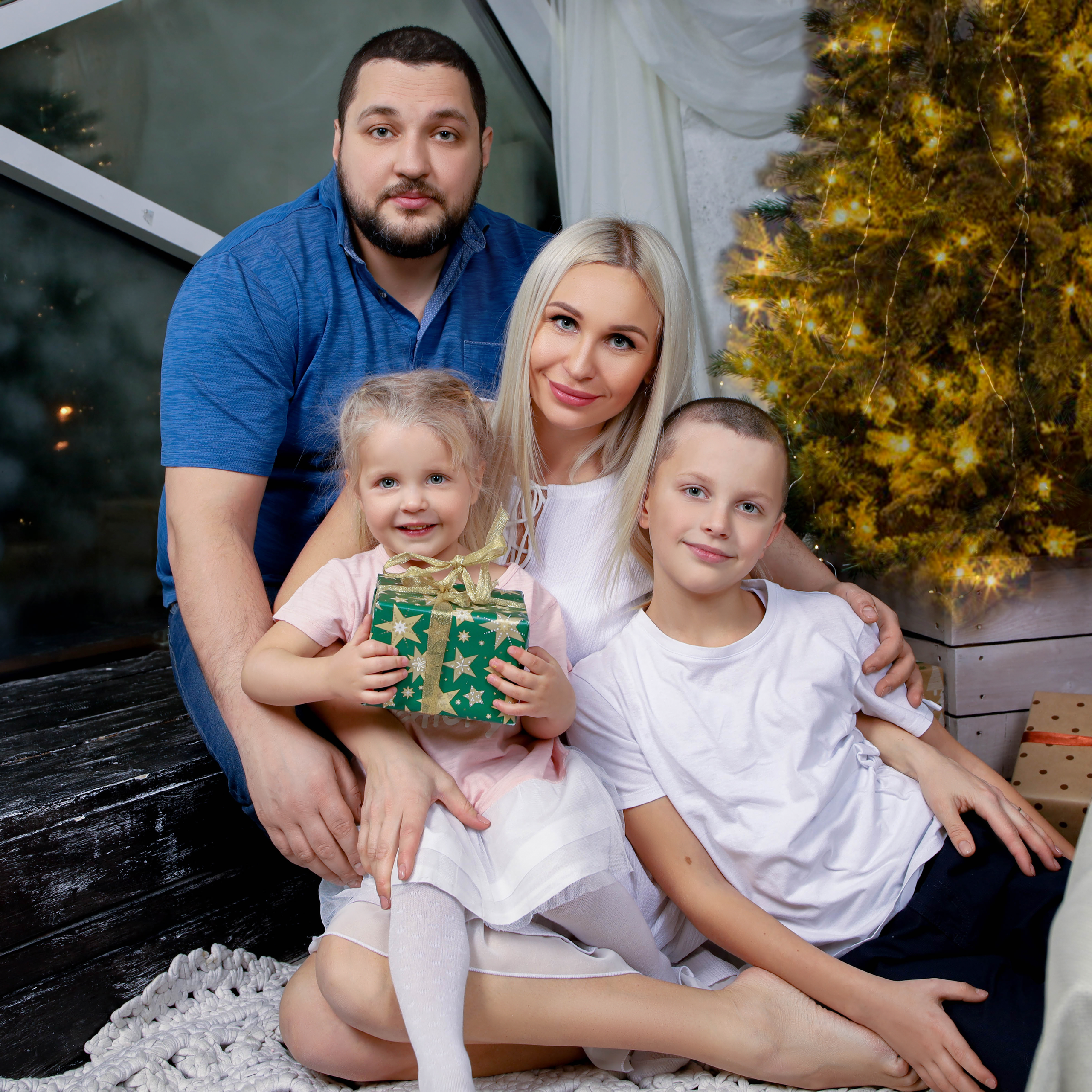 Анна с семьей.Новогодняя 2022