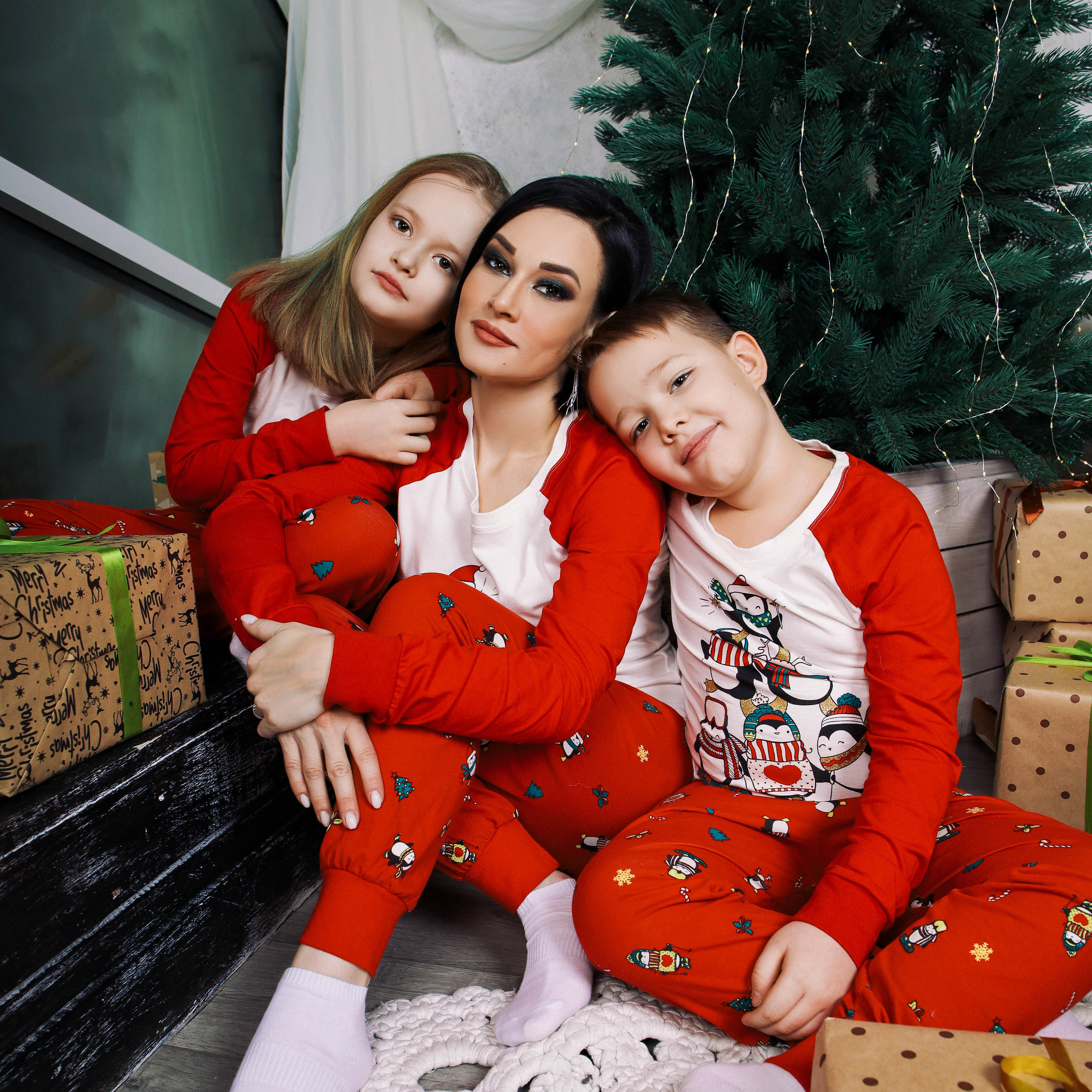 Гуля с детьми.Новогодняя 2022