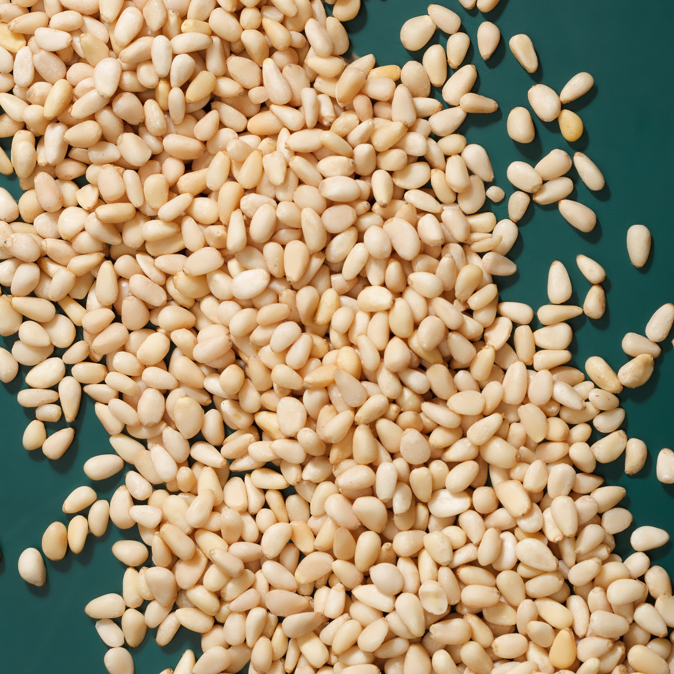 Кедровые орехи россыпью на темном фоне, фуд съемка барнаул, съемка продуктов питания, съемка продуктов для магазина, съемка продуктов для производителя