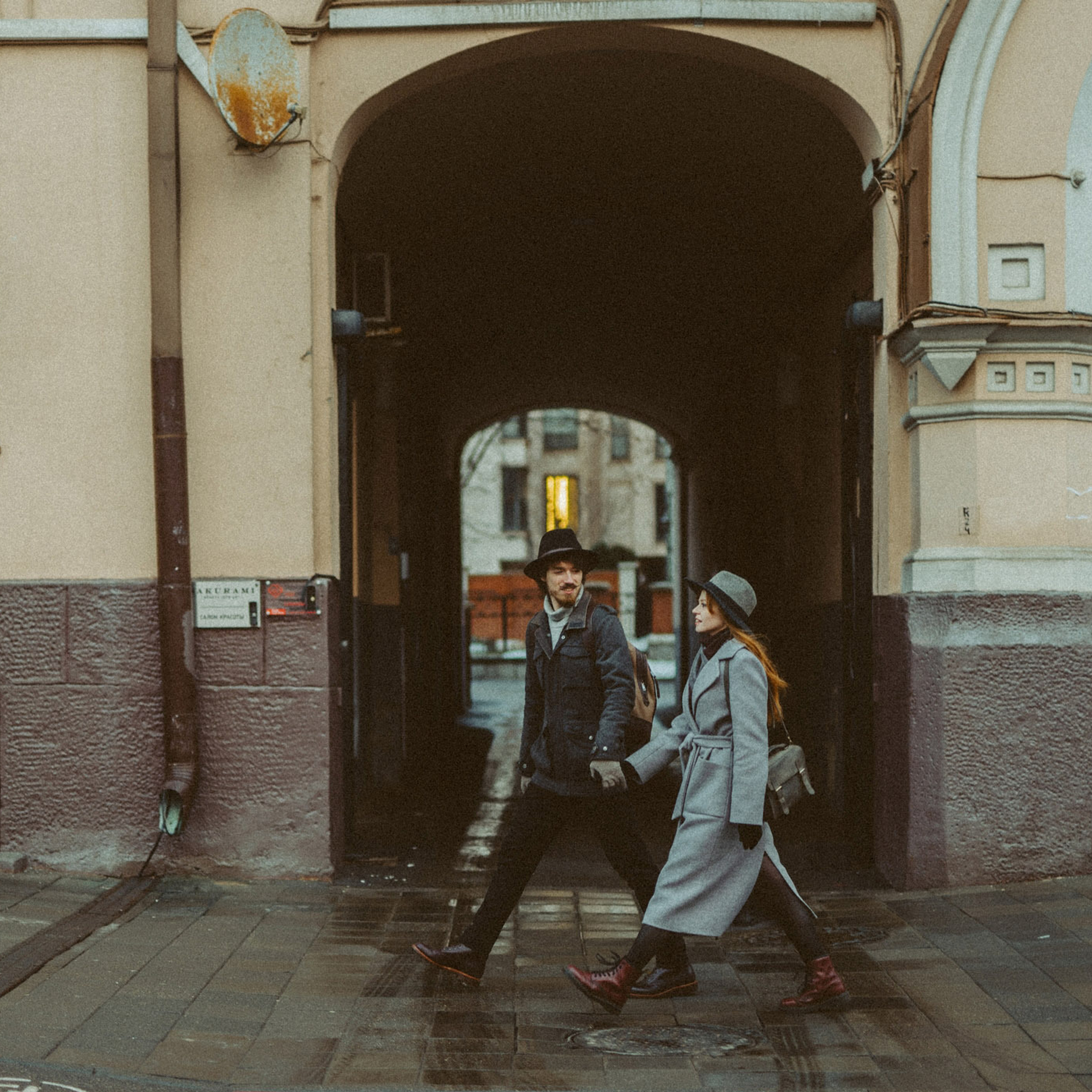 Жар твоих волос — угли в январском костре. Я в нем сгораю.