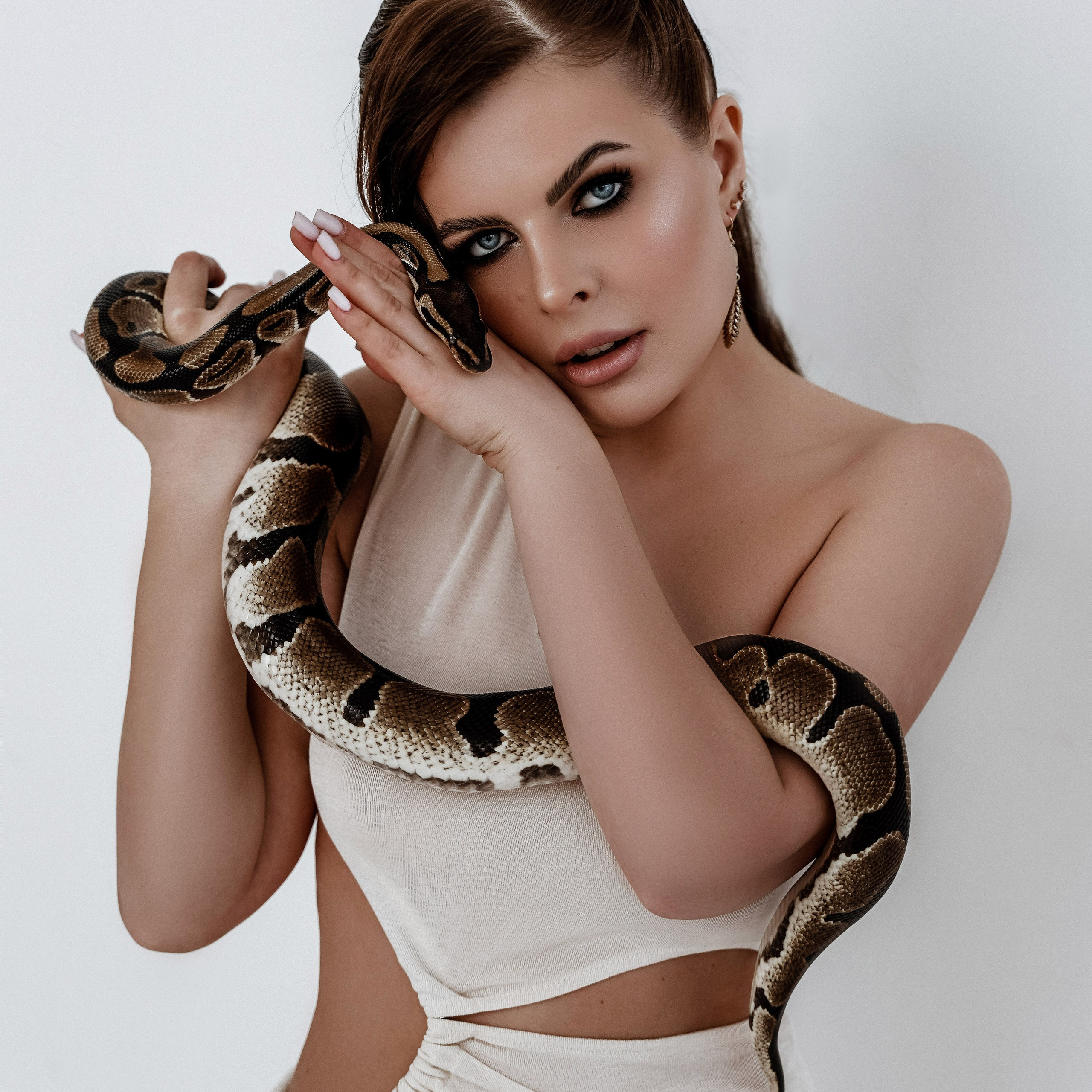Дина — фотосессия со змеёй