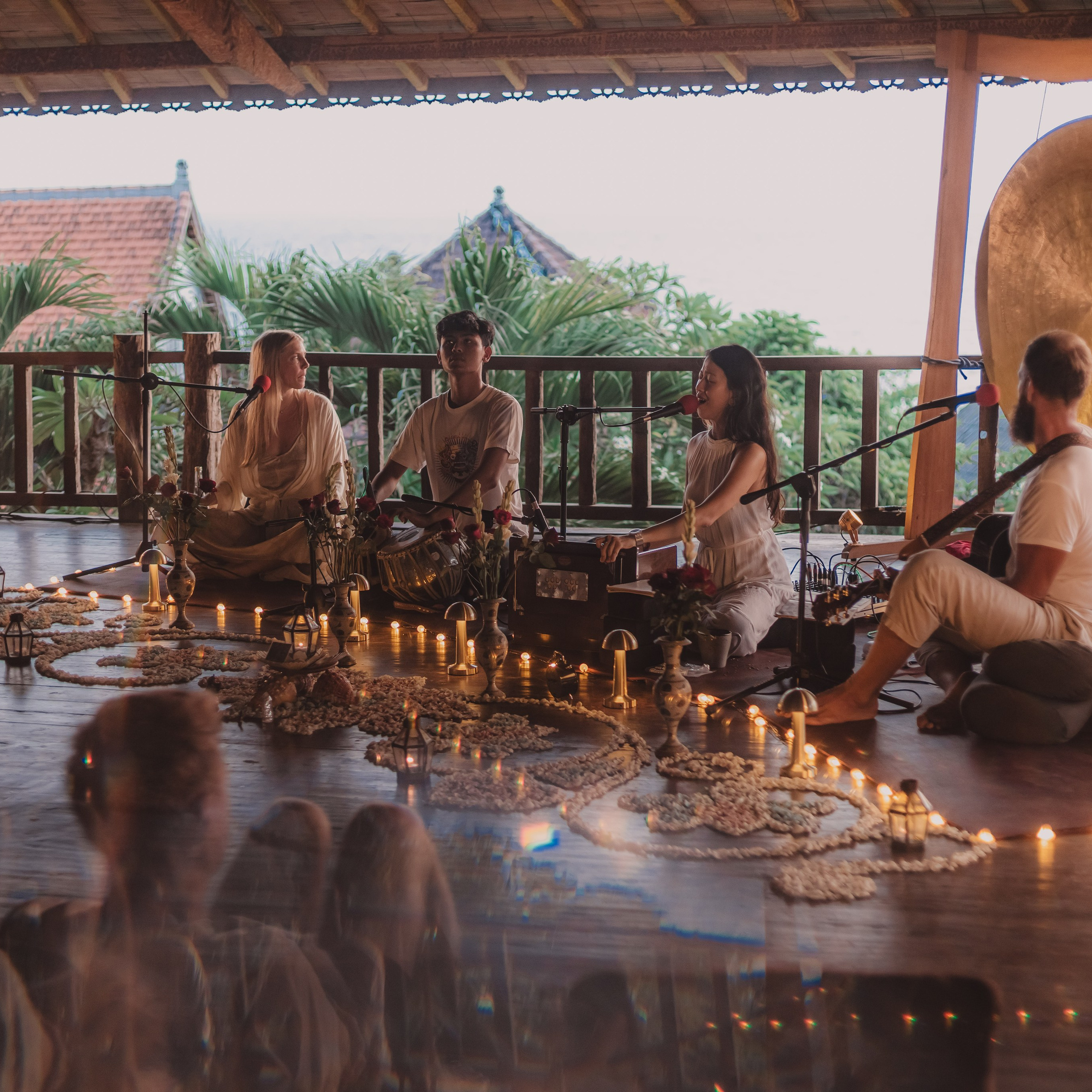 Kirtan w Diana at Istana