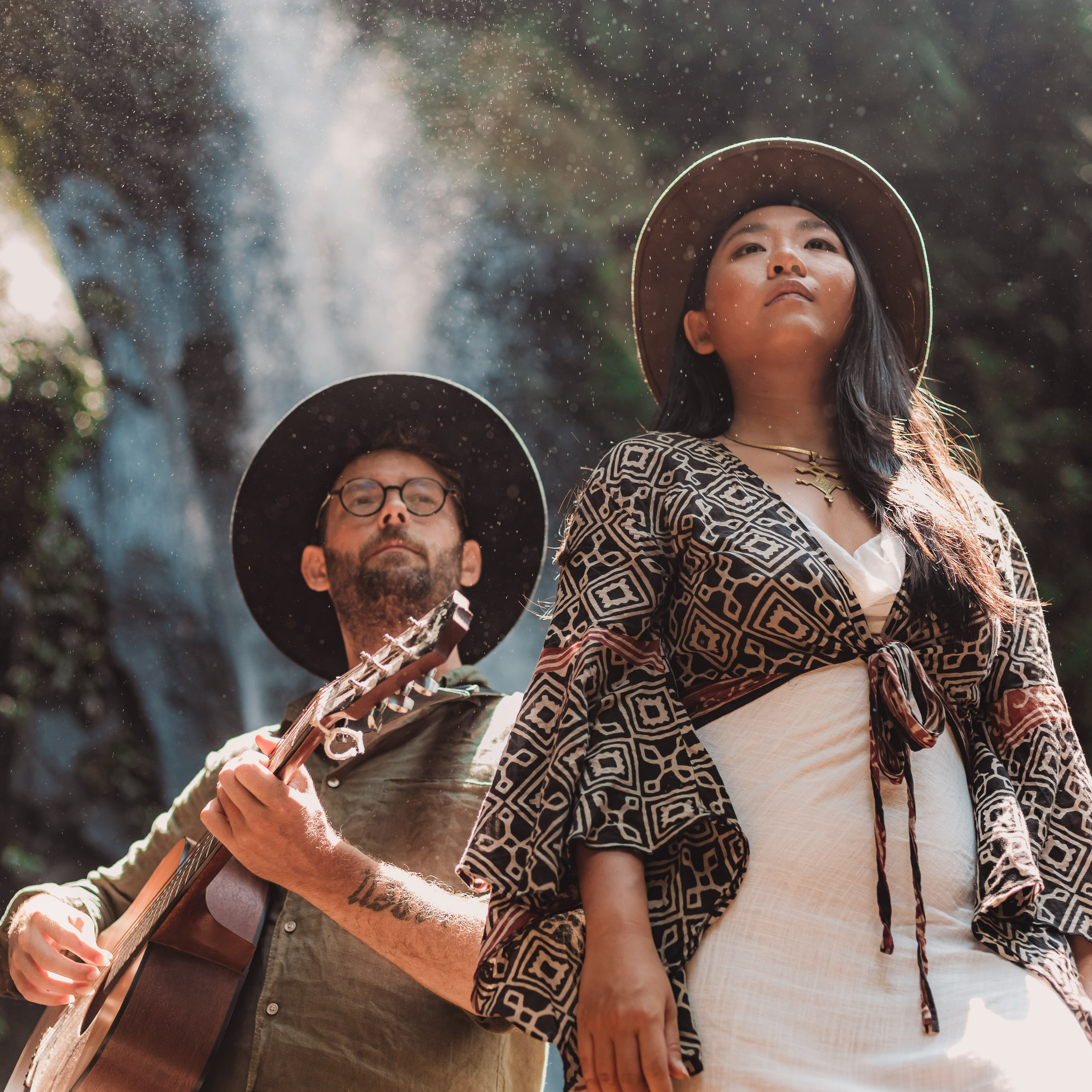 Secret moon — Travel light