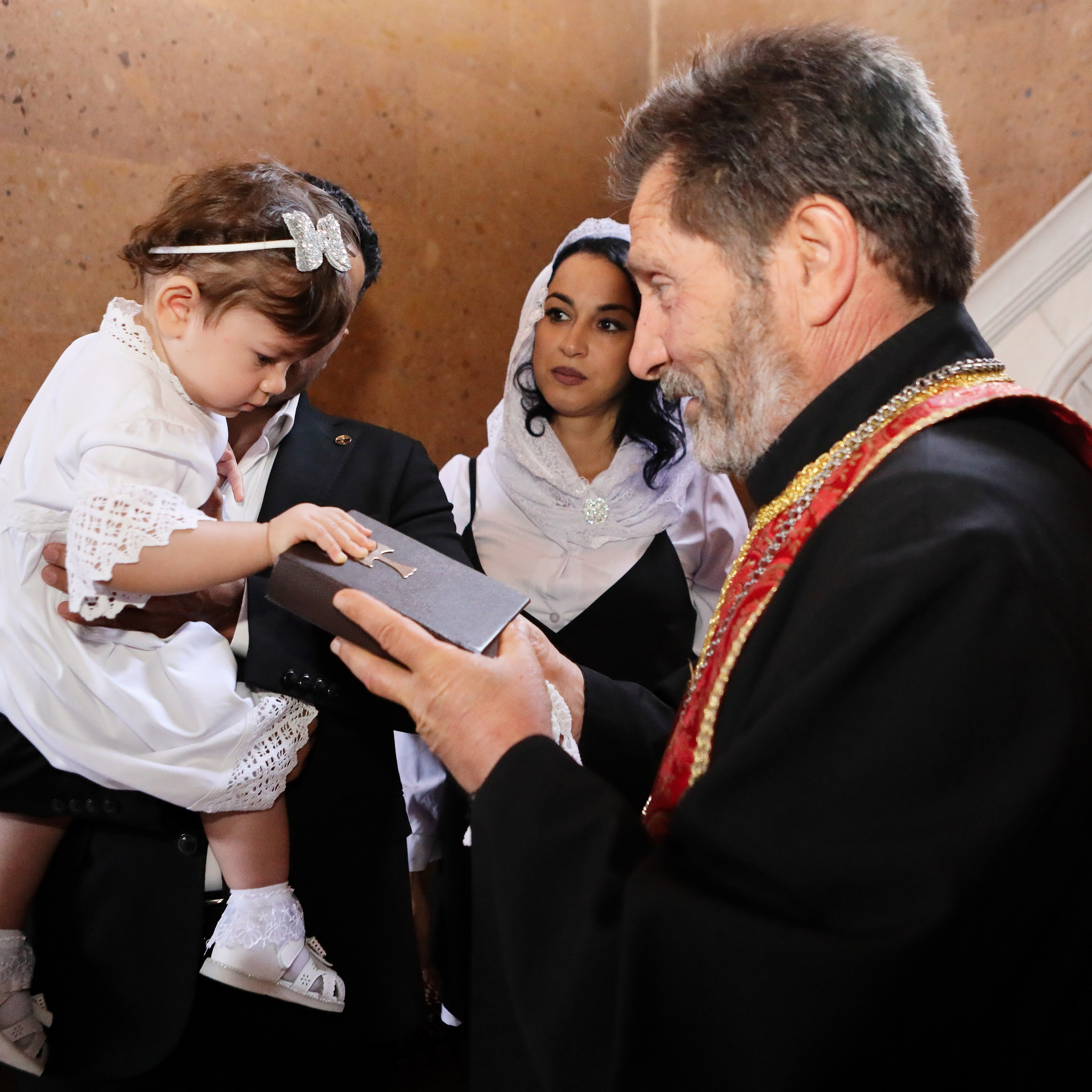 Таинство Крещения в Армянской церкви. Коммерческий фотограф Яна Беличенко Анапа Краснодарский край