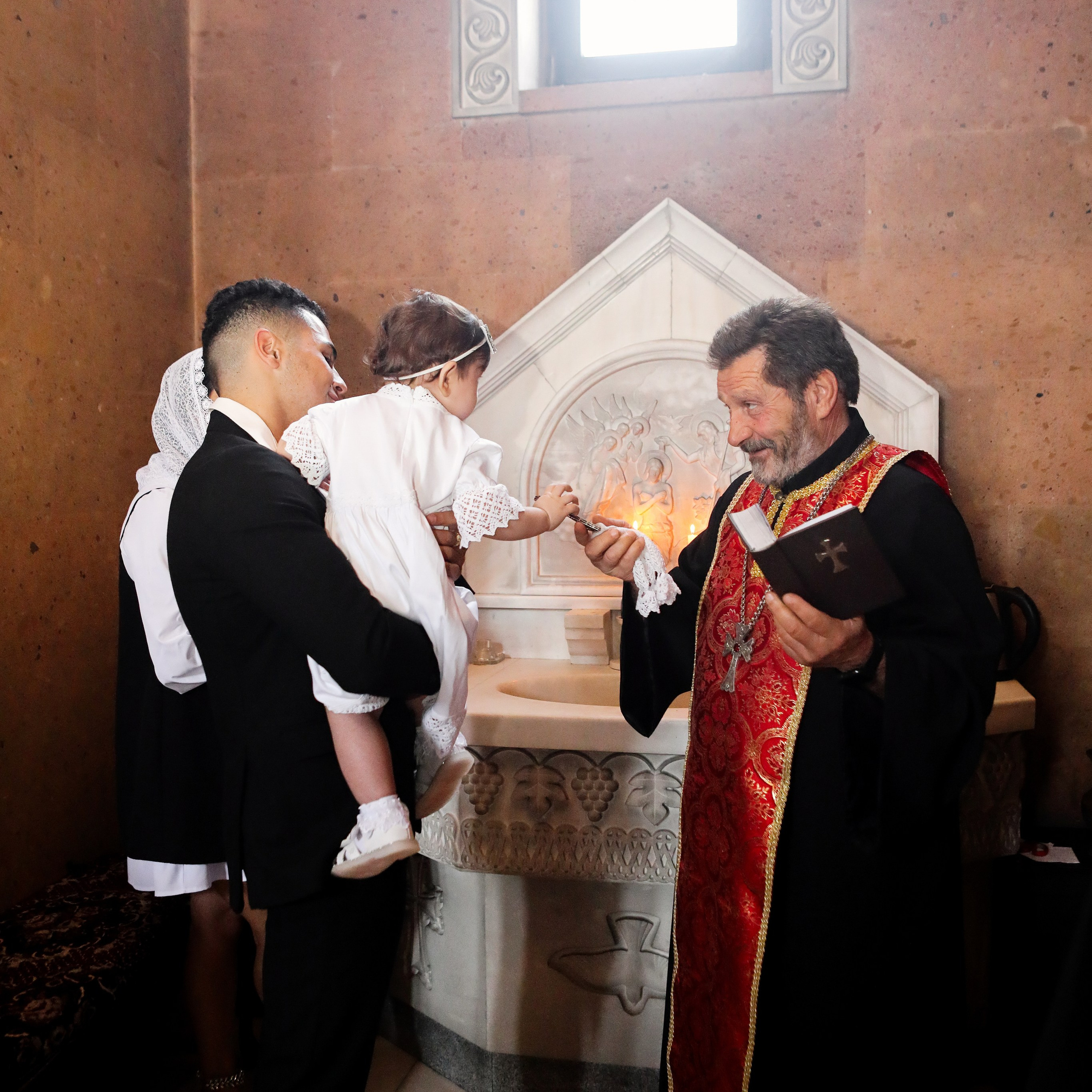 Таинство Крещения в Армянской церкви. Коммерческий фотограф Яна Беличенко Анапа Краснодарский край