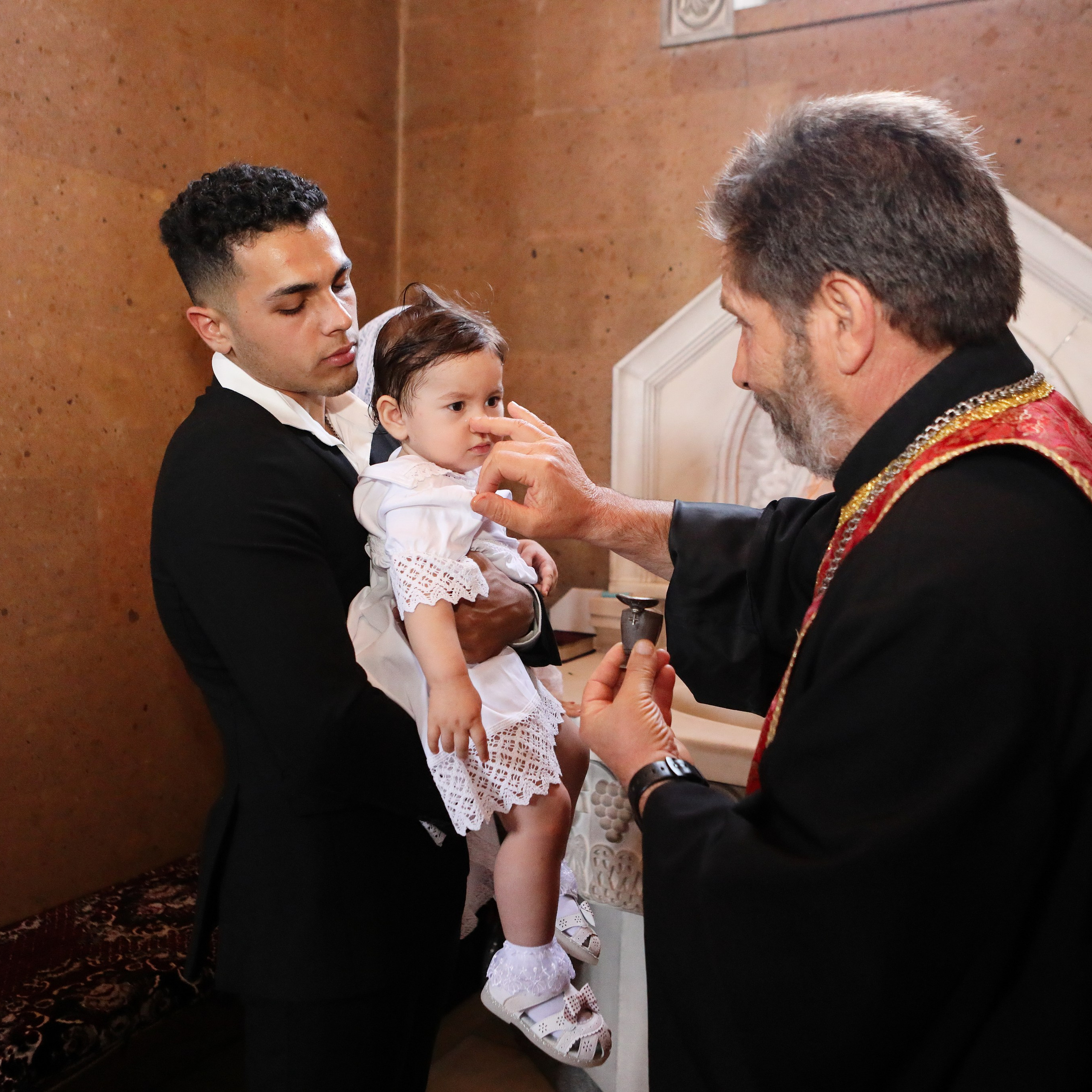 Таинство Крещения в Армянской церкви. Коммерческий фотограф Яна Беличенко Анапа Краснодарский край