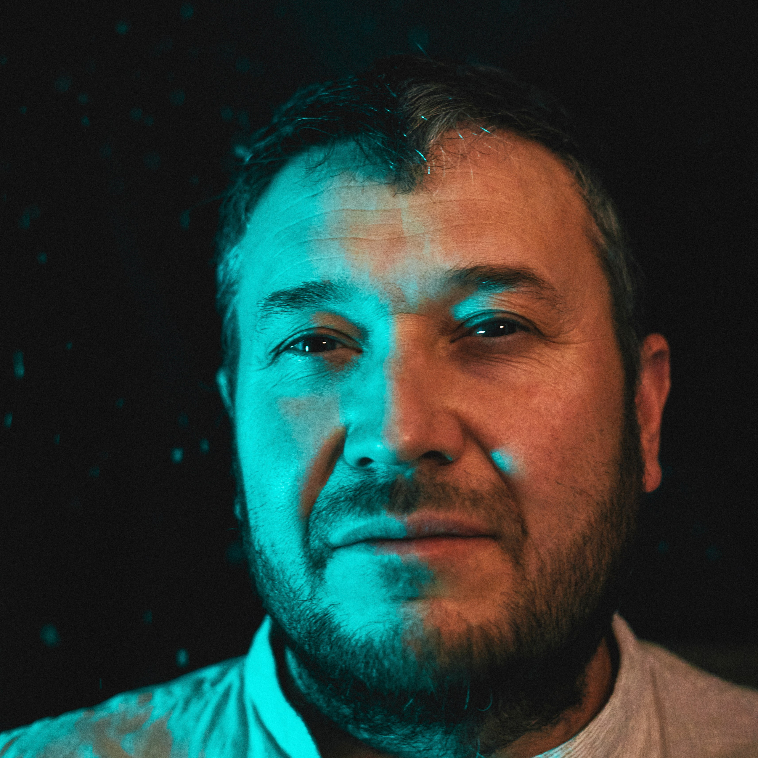 Мужской портрет с цветным освещением. Visual artist (photo & arts)