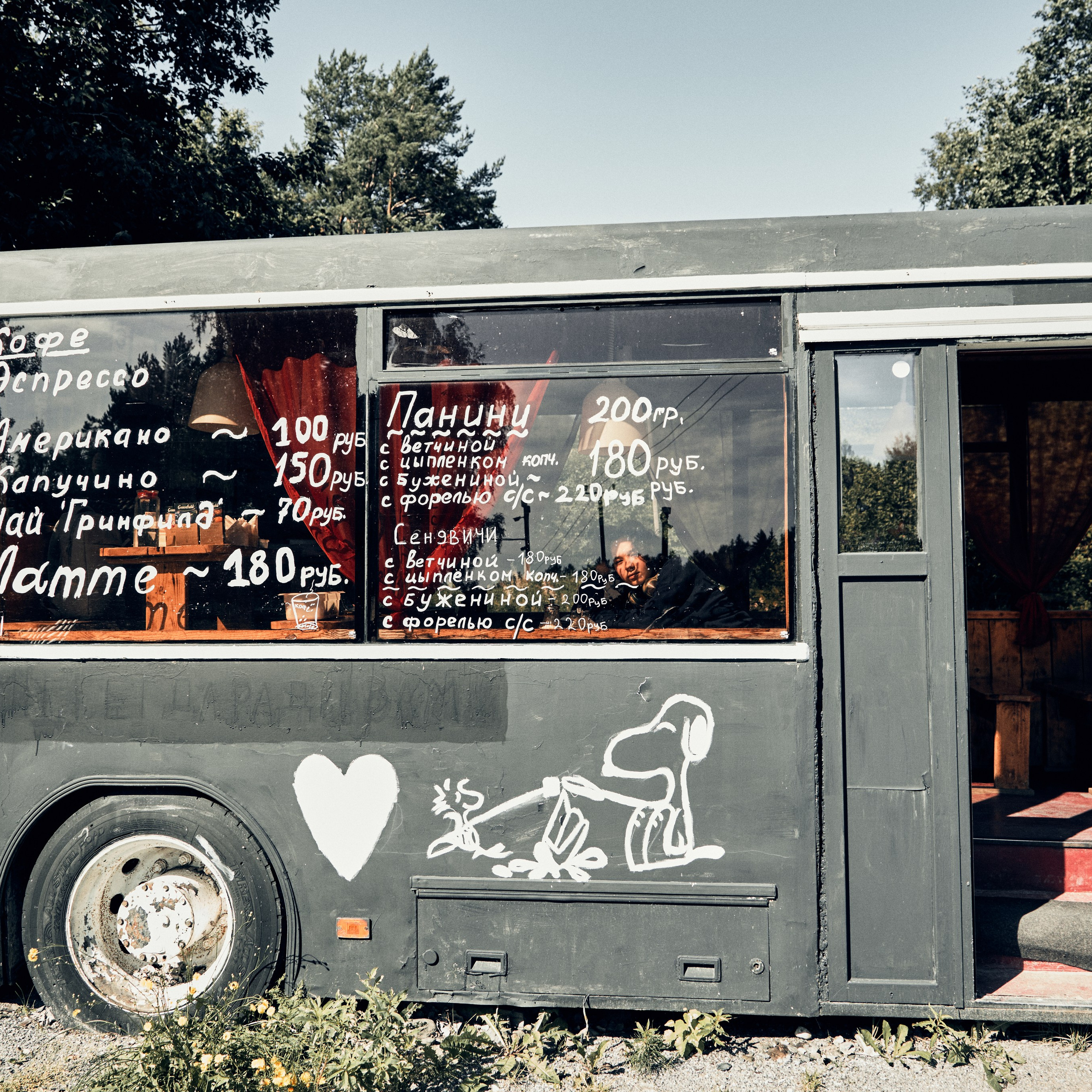 Street photoshoot Bus cafe. Visual artist (photo & arts)