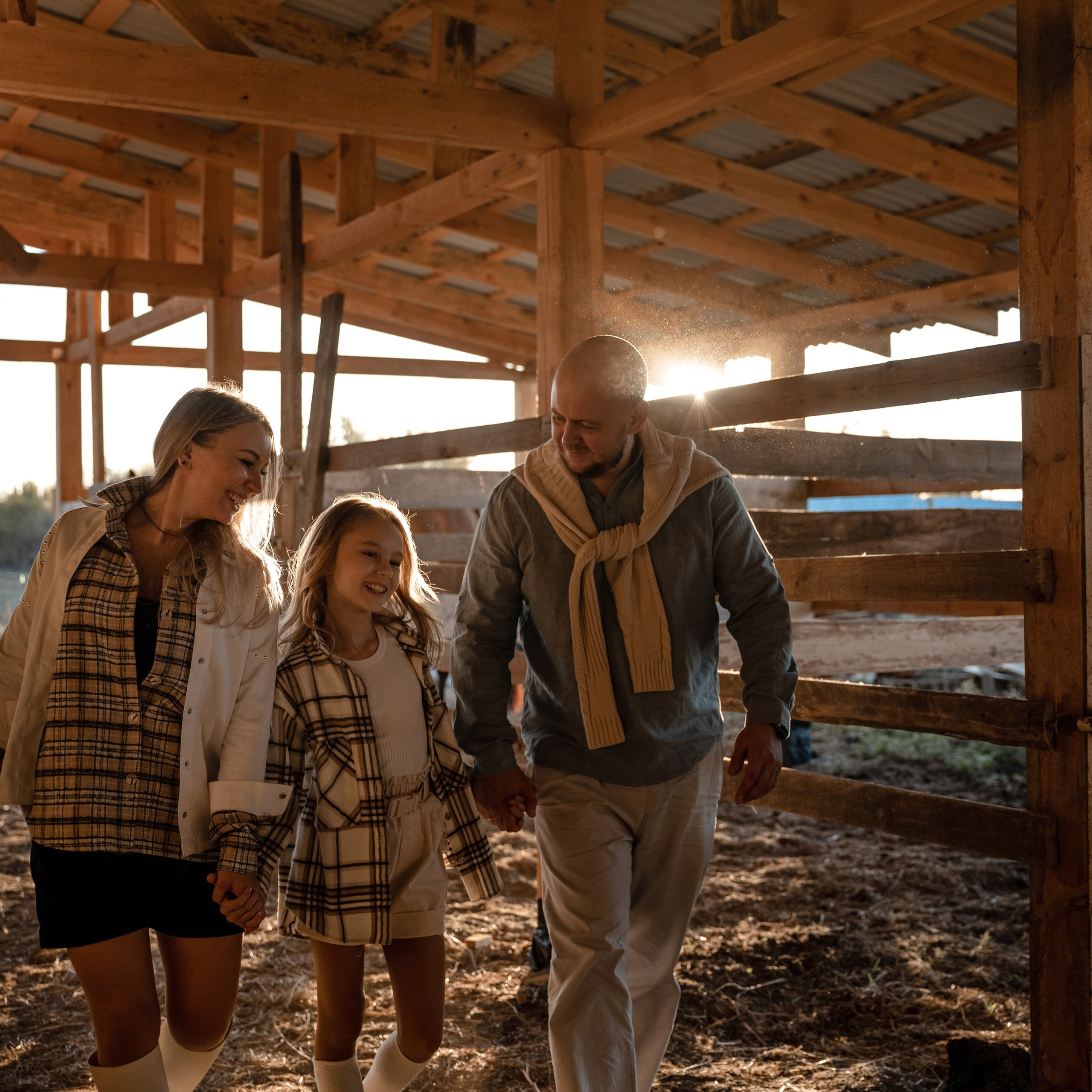 Татьяна с&nbsp;семьёй. Съёмка в&nbsp;конюшне