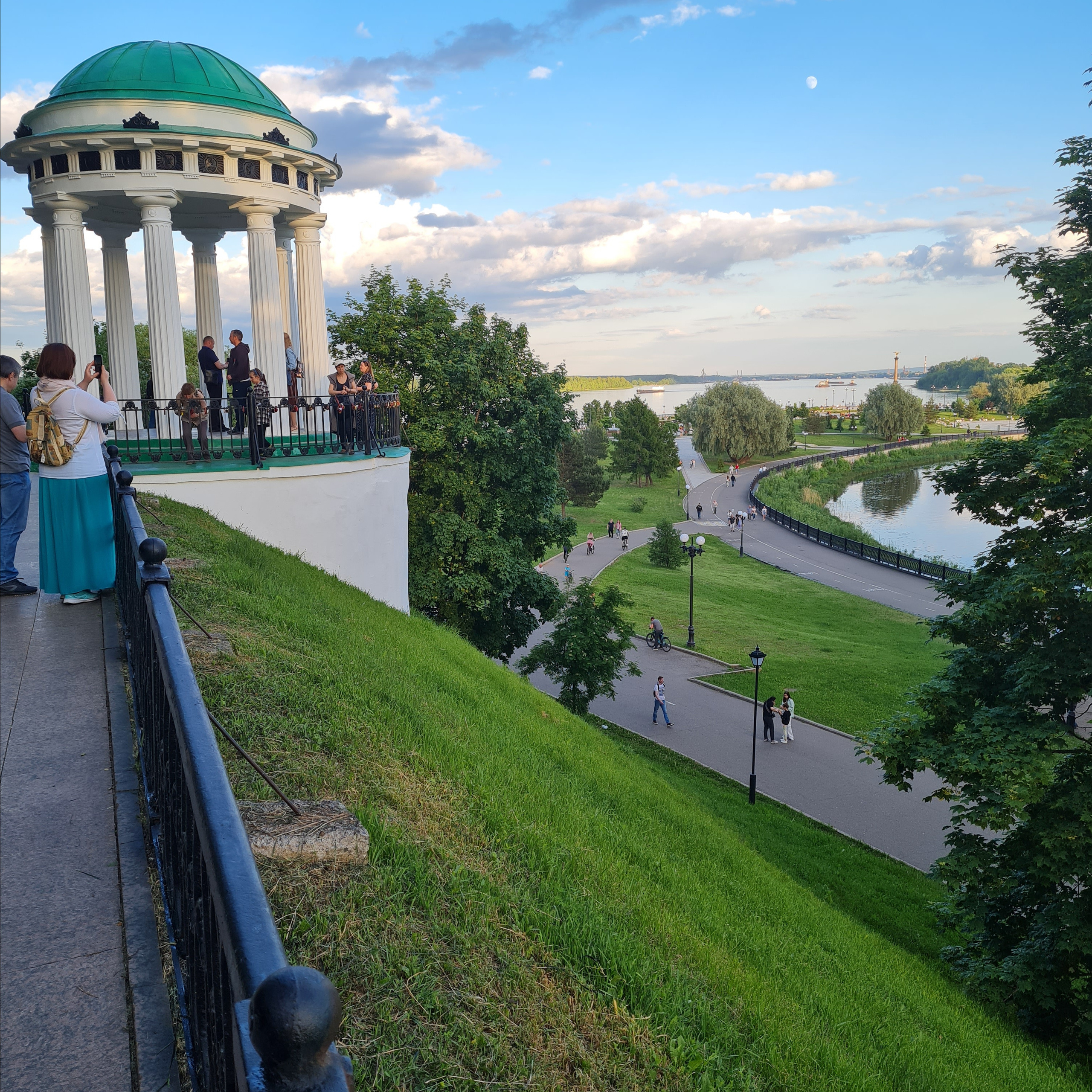 Сергиев Пассат — Ростов — Ярославль — Переславль Залесский. Вижу