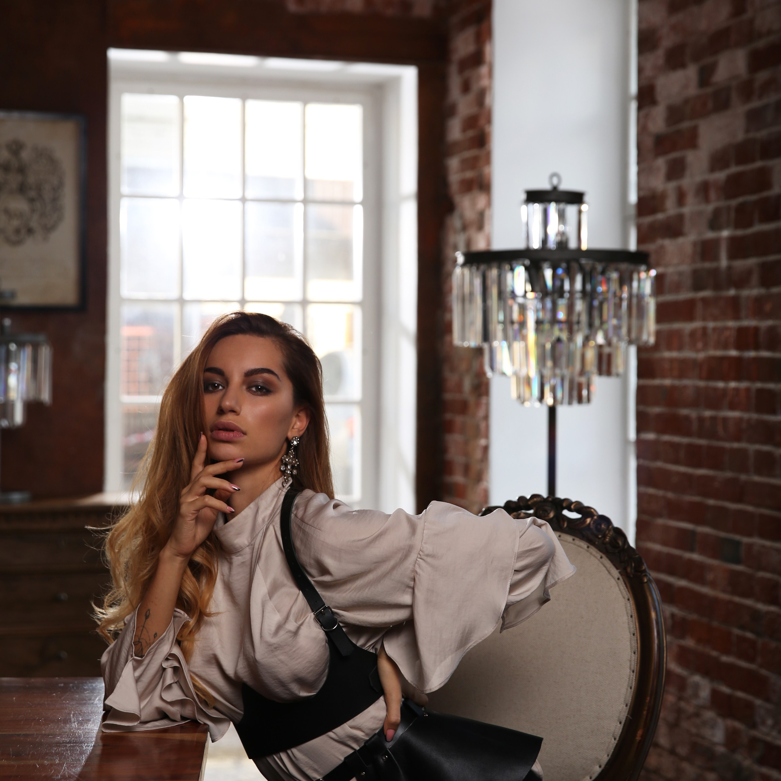 Фотосессия девушки в студии лофт с панорамными окнами