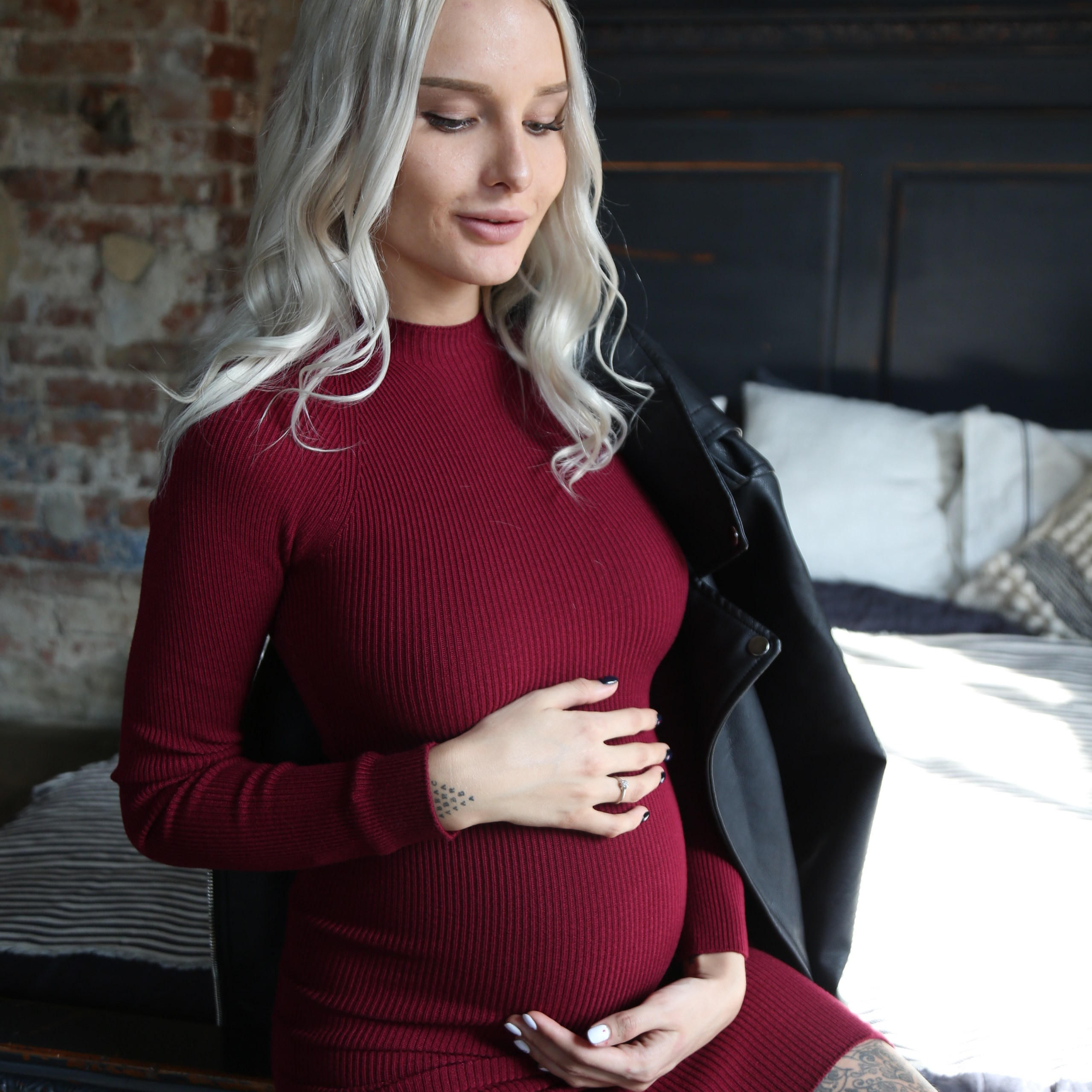 Фотосессия беременных в студии Москвы с мужем у фотографа беременности. Фотосессия в студии в Москве от профессионального фотографа услуги по доступным ценам