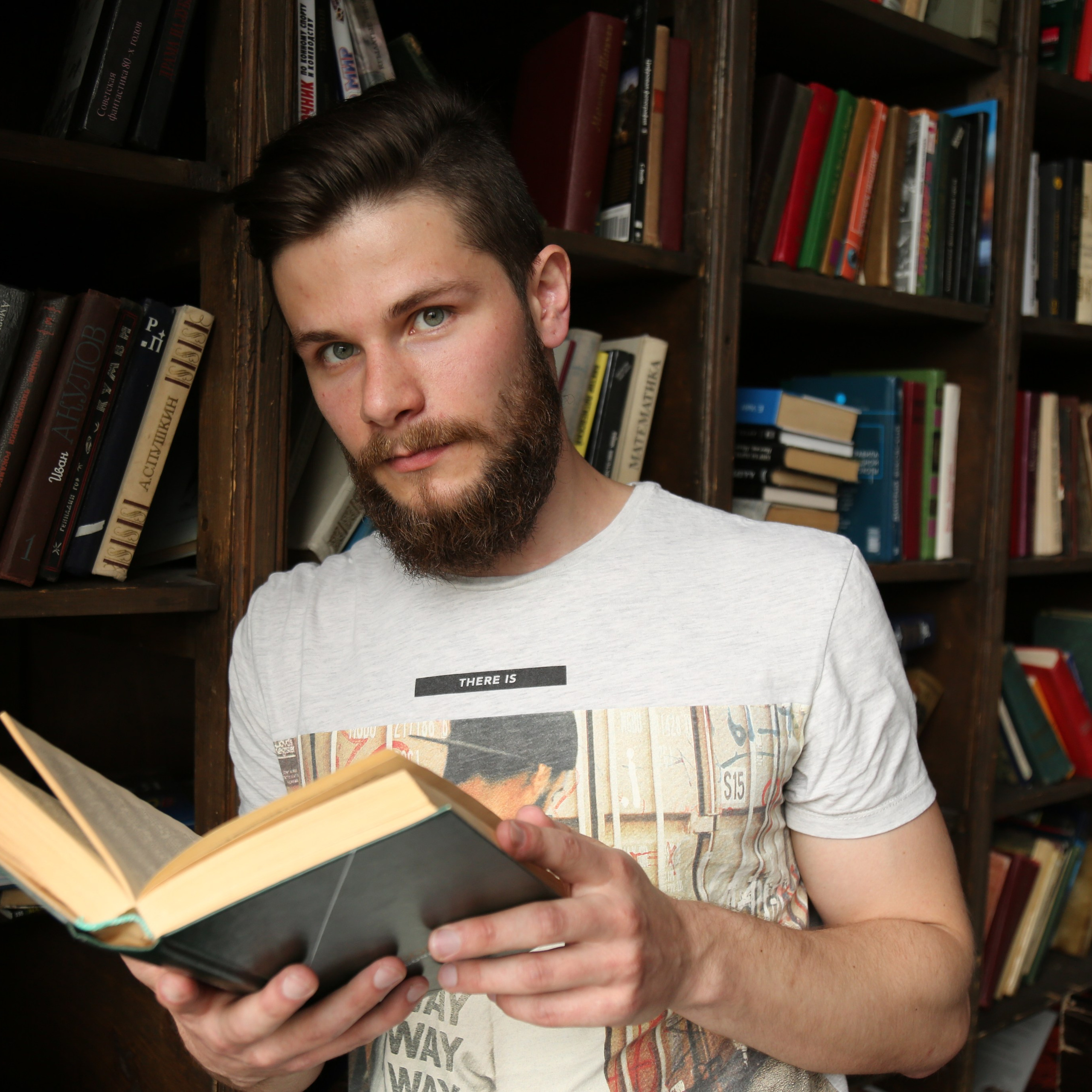 Мужская фотосессия в интерьере студии