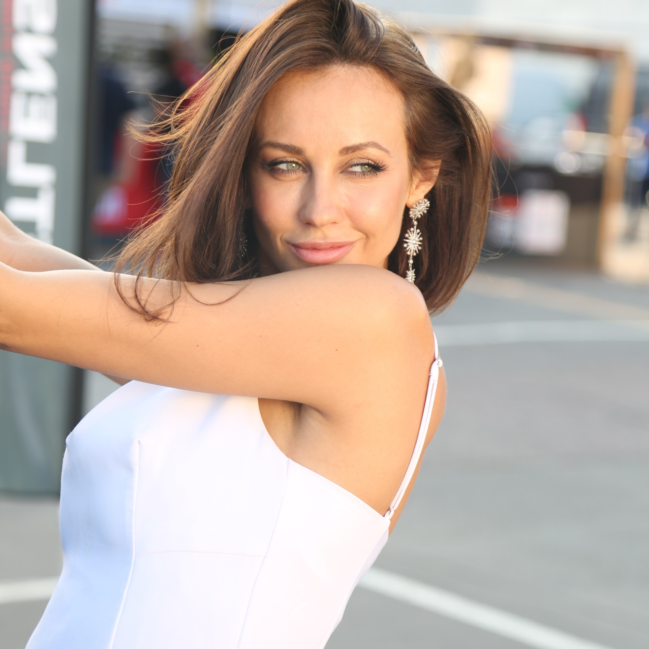 Стрит фотосессия на улице в Москве в красивых местах или кафе для девушки. Фотосессия в студии в Москве от профессионального фотографа услуги по доступным ценам