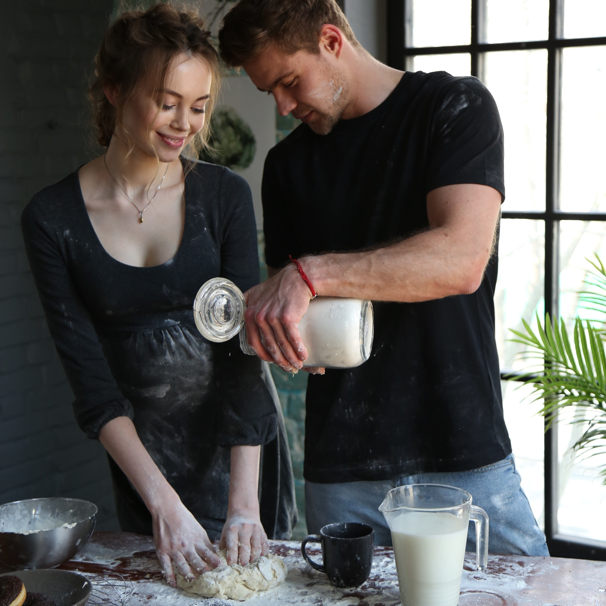 Фотосессия беременных в студии Москвы с мужем у фотографа беременности. Фотосессия в студии в Москве от профессионального фотографа услуги по доступным ценам